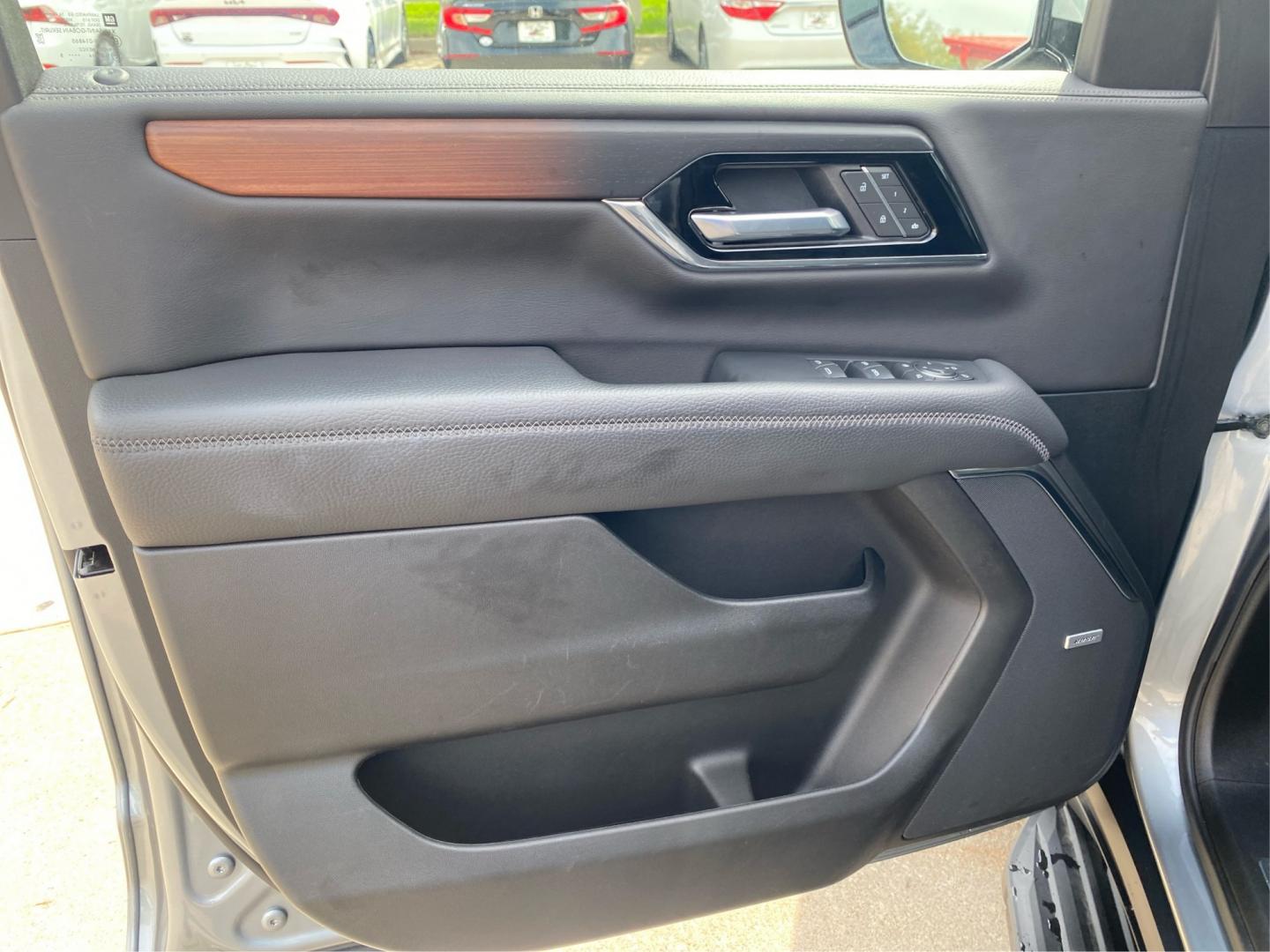 2025 GRAY GMC YUKON DENALI (1GKS2DRL9SR) with an 6.2L engine, Automatic transmission, located at 908 SE 14th Street, Des Moines, IA, 50317, (515) 281-0330, 41.580303, -93.597046- Photo#19