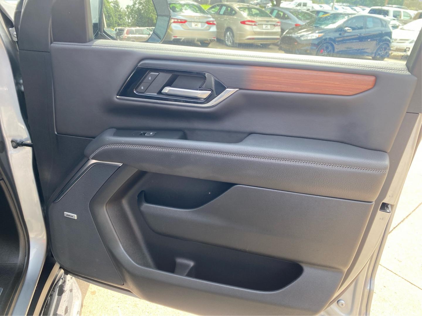 2025 GRAY GMC YUKON DENALI (1GKS2DRL9SR) with an 6.2L engine, Automatic transmission, located at 908 SE 14th Street, Des Moines, IA, 50317, (515) 281-0330, 41.580303, -93.597046- Photo#20