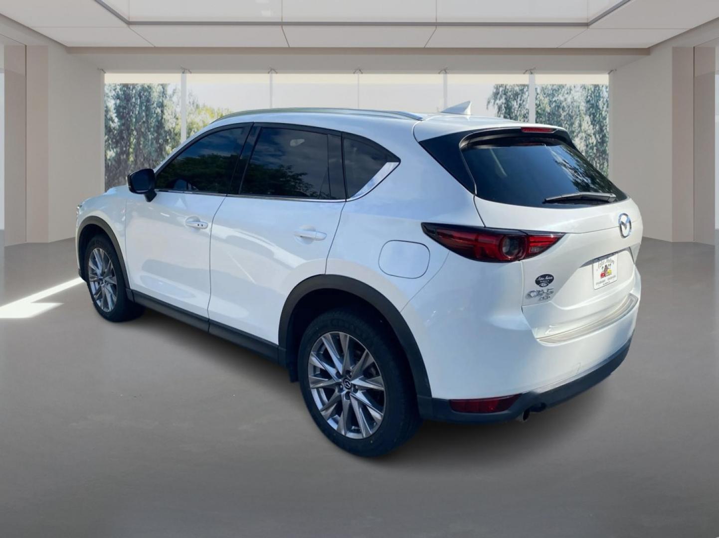 2021 WHITE MAZDA CX-5 GRAND TOURING RESERVE (JM3KFBAY8M0) with an 2.5L engine, Automatic transmission, located at 908 SE 14th Street, Des Moines, IA, 50317, (515) 281-0330, 41.580303, -93.597046- Photo#4