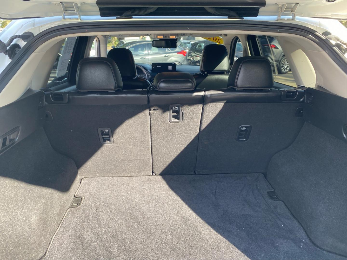 2021 WHITE MAZDA CX-5 GRAND TOURING RESERVE (JM3KFBAY8M0) with an 2.5L engine, Automatic transmission, located at 908 SE 14th Street, Des Moines, IA, 50317, (515) 281-0330, 41.580303, -93.597046- Photo#12