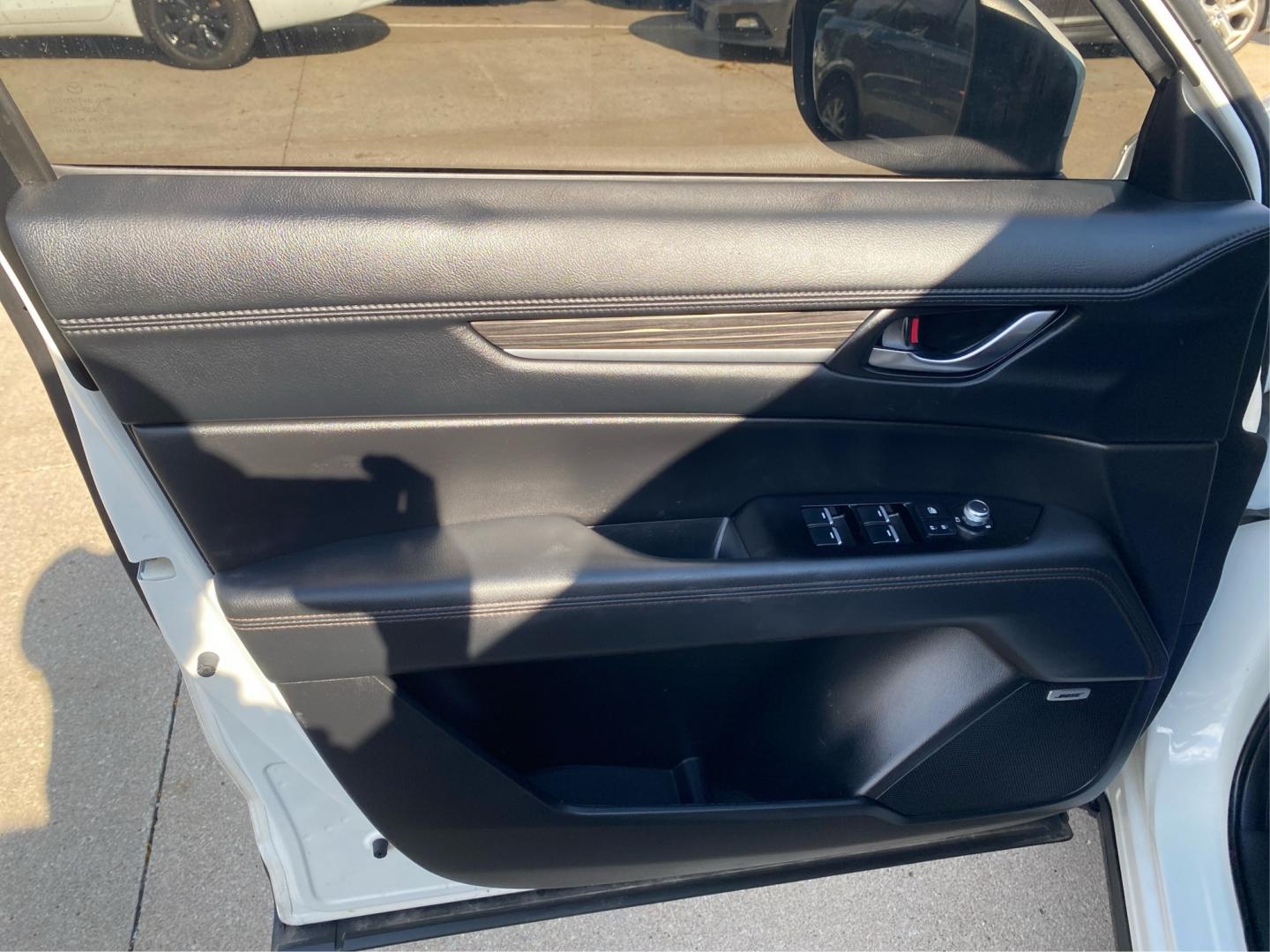 2021 WHITE MAZDA CX-5 GRAND TOURING RESERVE (JM3KFBAY8M0) with an 2.5L engine, Automatic transmission, located at 908 SE 14th Street, Des Moines, IA, 50317, (515) 281-0330, 41.580303, -93.597046- Photo#19