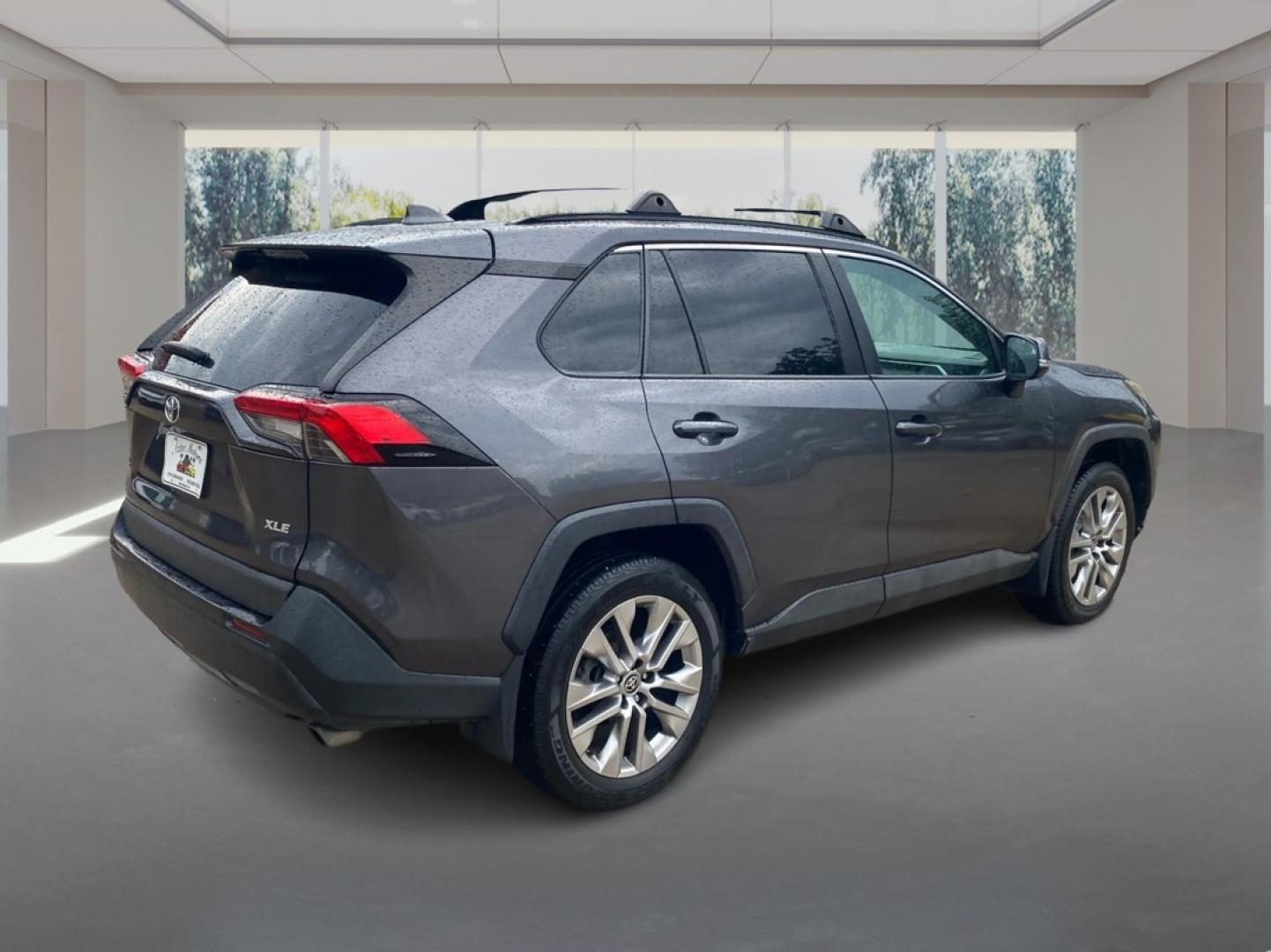 2021 GRAY TOYOTA RAV4 XLE PREMIUM (2T3C1RFV3MW) with an 2.5L engine, Automatic transmission, located at 908 SE 14th Street, Des Moines, IA, 50317, (515) 281-0330, 41.580303, -93.597046- Photo#2