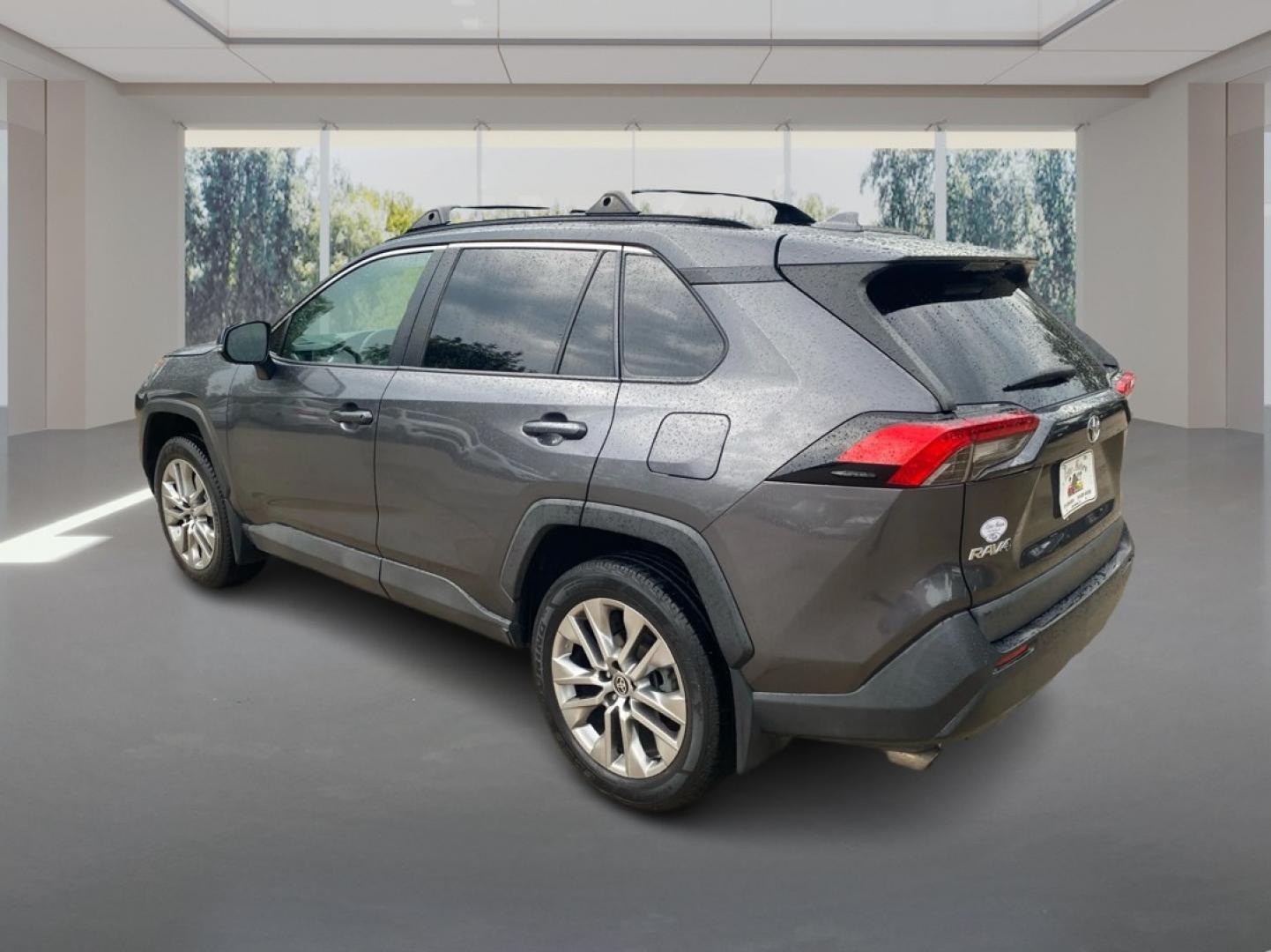 2021 GRAY TOYOTA RAV4 XLE PREMIUM (2T3C1RFV3MW) with an 2.5L engine, Automatic transmission, located at 908 SE 14th Street, Des Moines, IA, 50317, (515) 281-0330, 41.580303, -93.597046- Photo#4