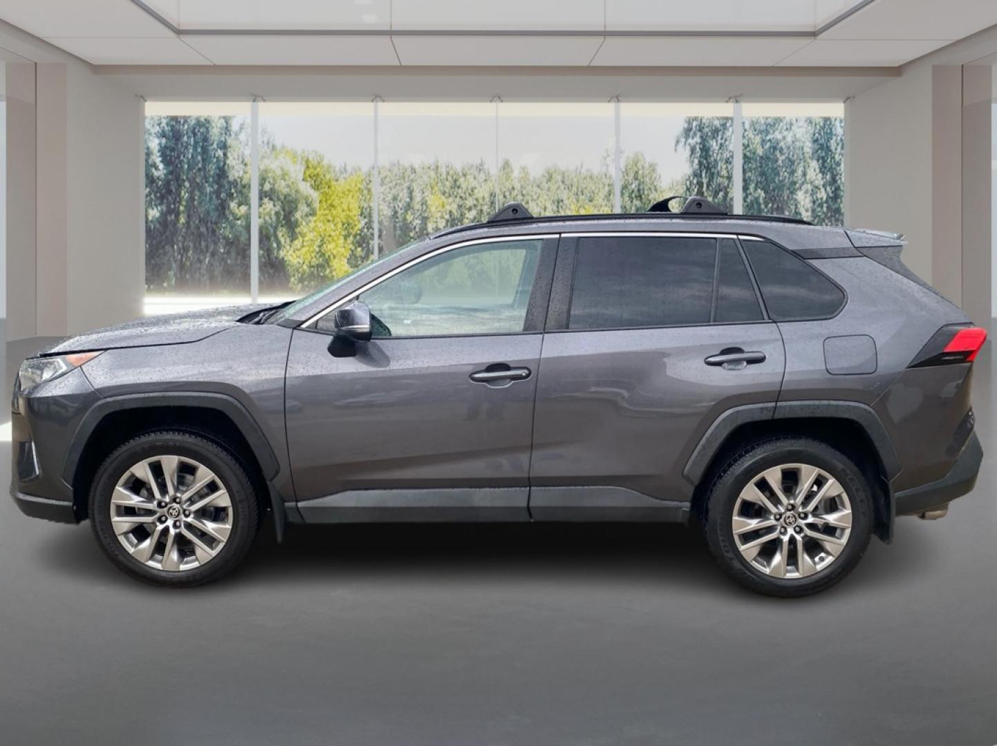 2021 GRAY TOYOTA RAV4 XLE PREMIUM (2T3C1RFV3MW) with an 2.5L engine, Automatic transmission, located at 908 SE 14th Street, Des Moines, IA, 50317, (515) 281-0330, 41.580303, -93.597046- Photo#5