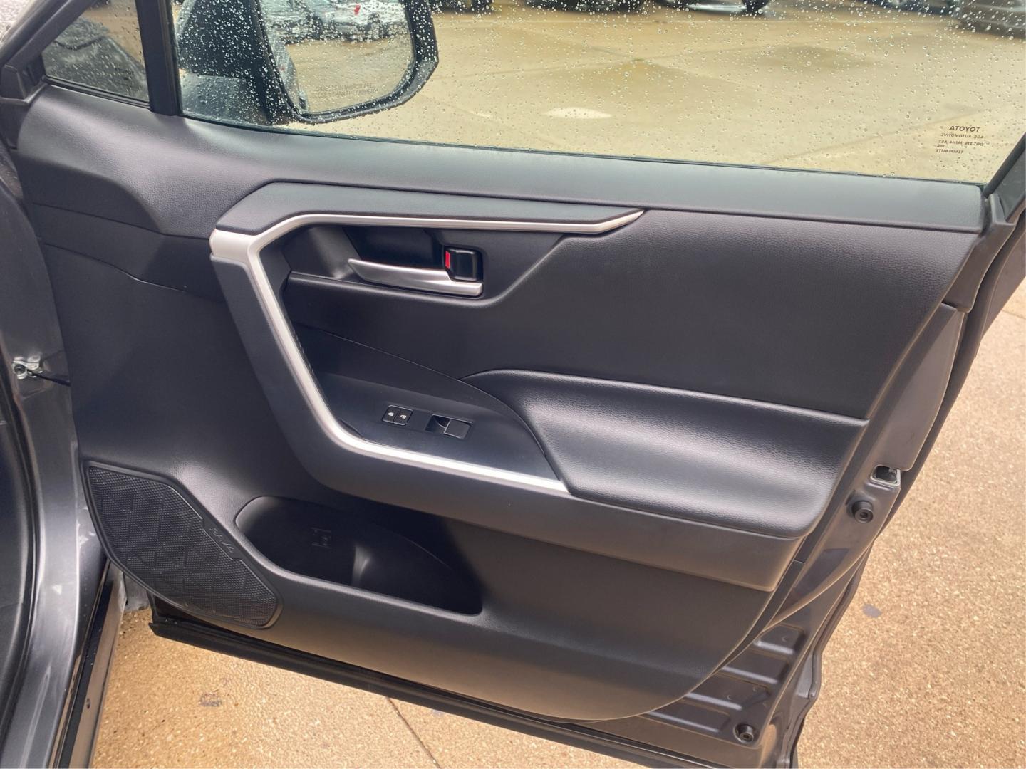 2021 GRAY TOYOTA RAV4 XLE PREMIUM (2T3C1RFV3MW) with an 2.5L engine, Automatic transmission, located at 908 SE 14th Street, Des Moines, IA, 50317, (515) 281-0330, 41.580303, -93.597046- Photo#20