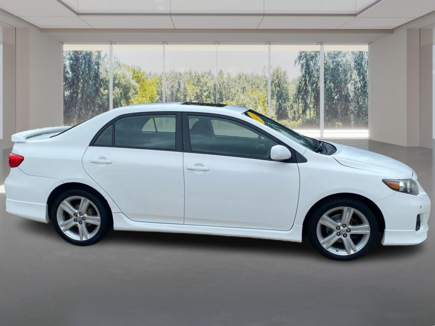 2013 WHITE TOYOTA COROLLA BASE (2T1BU4EE1DC) with an 1.8L engine, Automatic transmission, located at 908 SE 14th Street, Des Moines, IA, 50317, (515) 281-0330, 41.580303, -93.597046- Photo#1