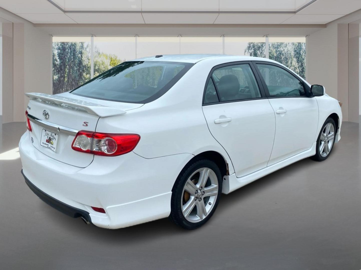 2013 WHITE TOYOTA COROLLA BASE (2T1BU4EE1DC) with an 1.8L engine, Automatic transmission, located at 908 SE 14th Street, Des Moines, IA, 50317, (515) 281-0330, 41.580303, -93.597046- Photo#2