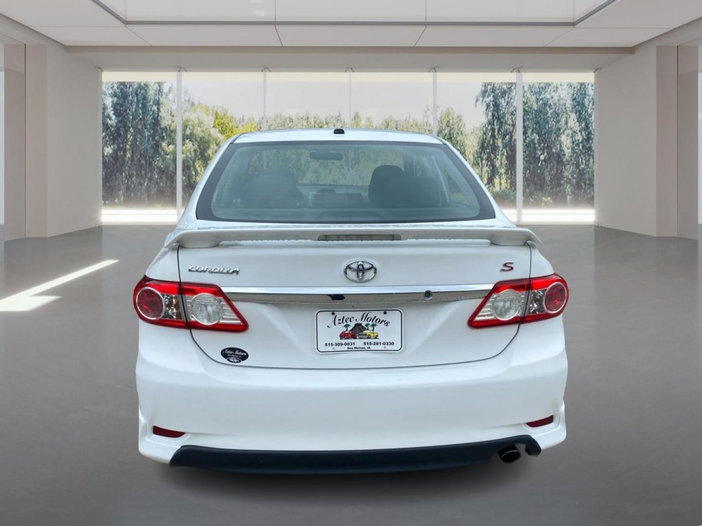 2013 WHITE TOYOTA COROLLA BASE (2T1BU4EE1DC) with an 1.8L engine, Automatic transmission, located at 908 SE 14th Street, Des Moines, IA, 50317, (515) 281-0330, 41.580303, -93.597046- Photo#3