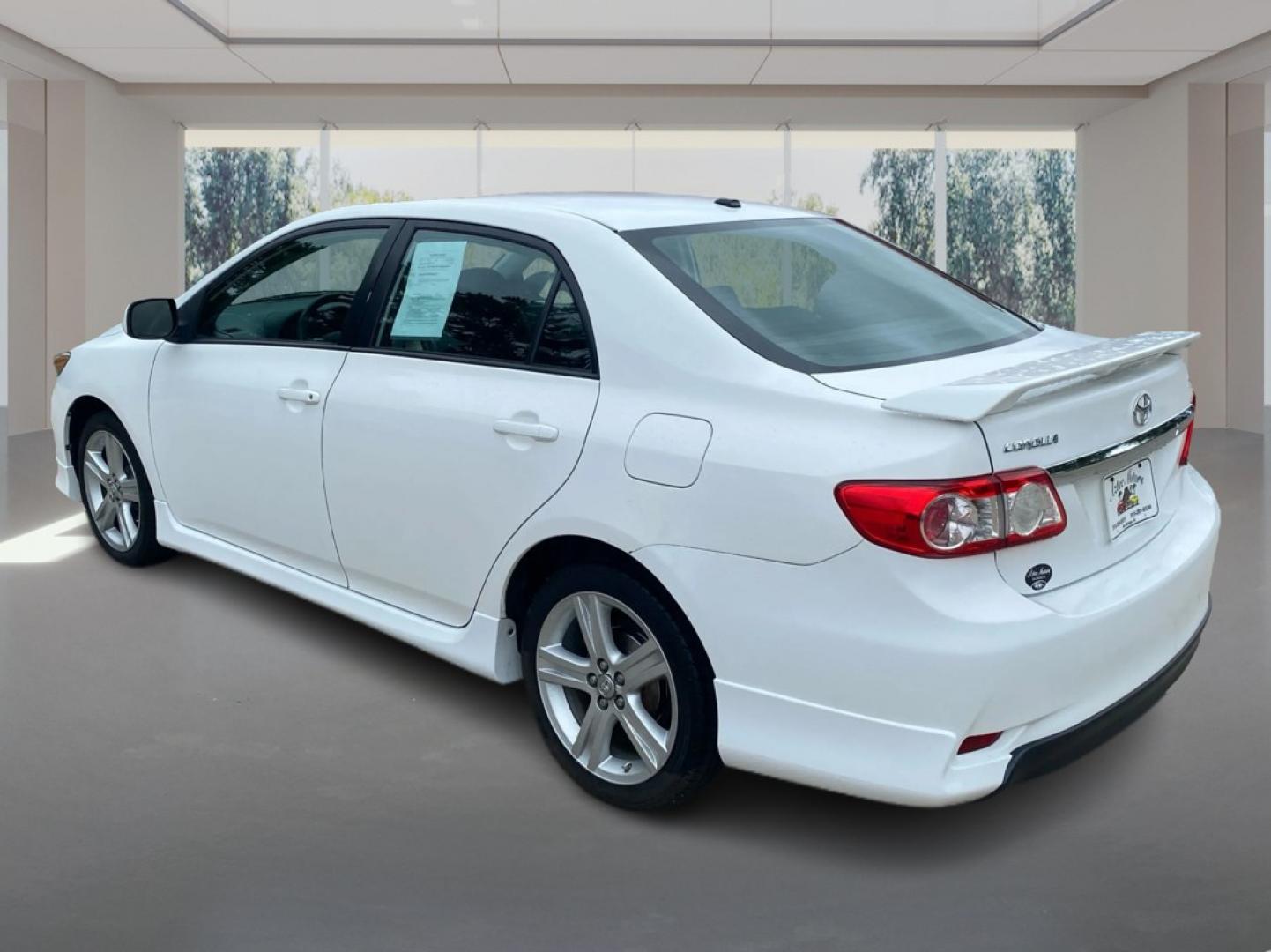 2013 WHITE TOYOTA COROLLA BASE (2T1BU4EE1DC) with an 1.8L engine, Automatic transmission, located at 908 SE 14th Street, Des Moines, IA, 50317, (515) 281-0330, 41.580303, -93.597046- Photo#4