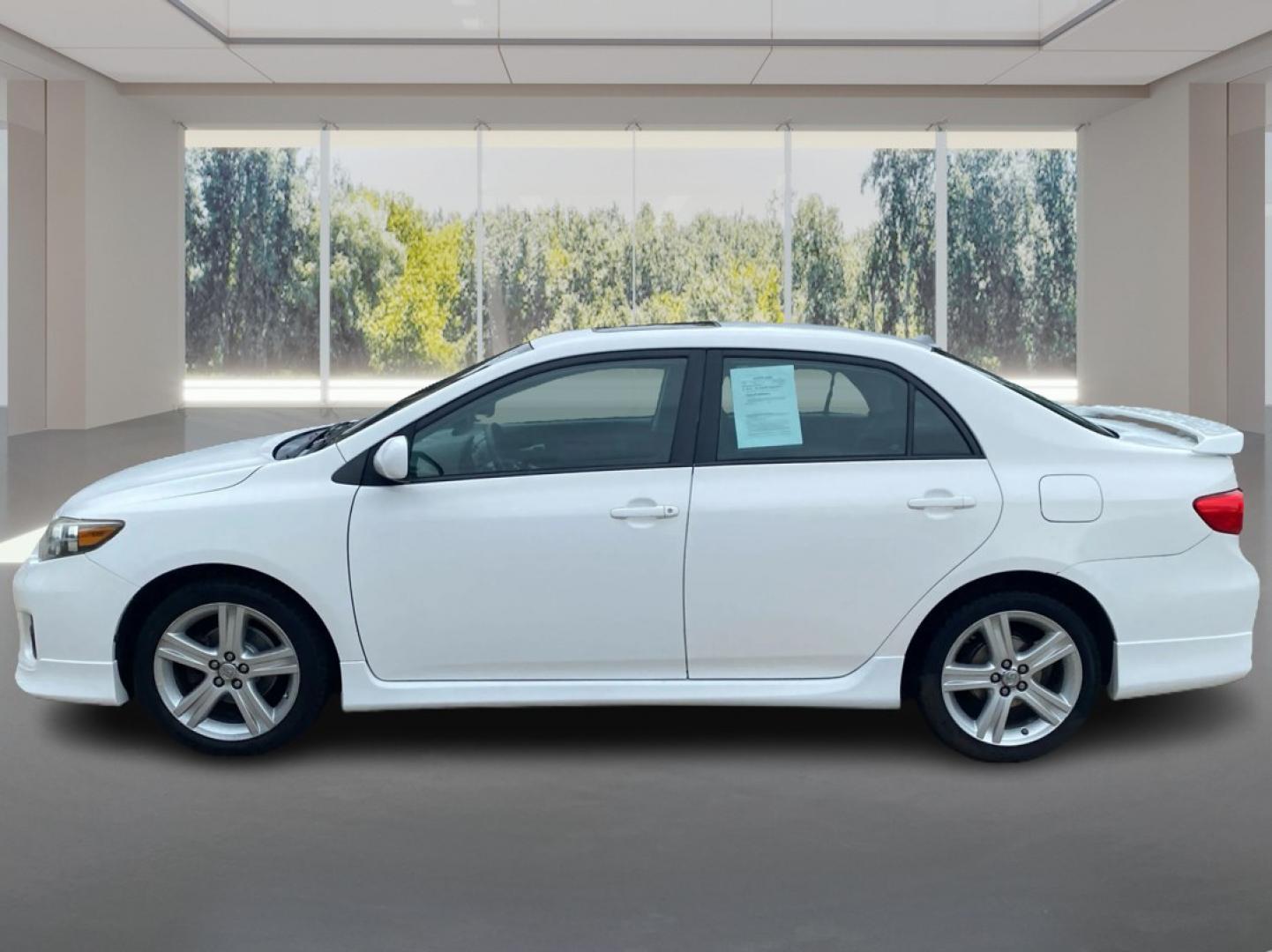 2013 WHITE TOYOTA COROLLA BASE (2T1BU4EE1DC) with an 1.8L engine, Automatic transmission, located at 908 SE 14th Street, Des Moines, IA, 50317, (515) 281-0330, 41.580303, -93.597046- Photo#5