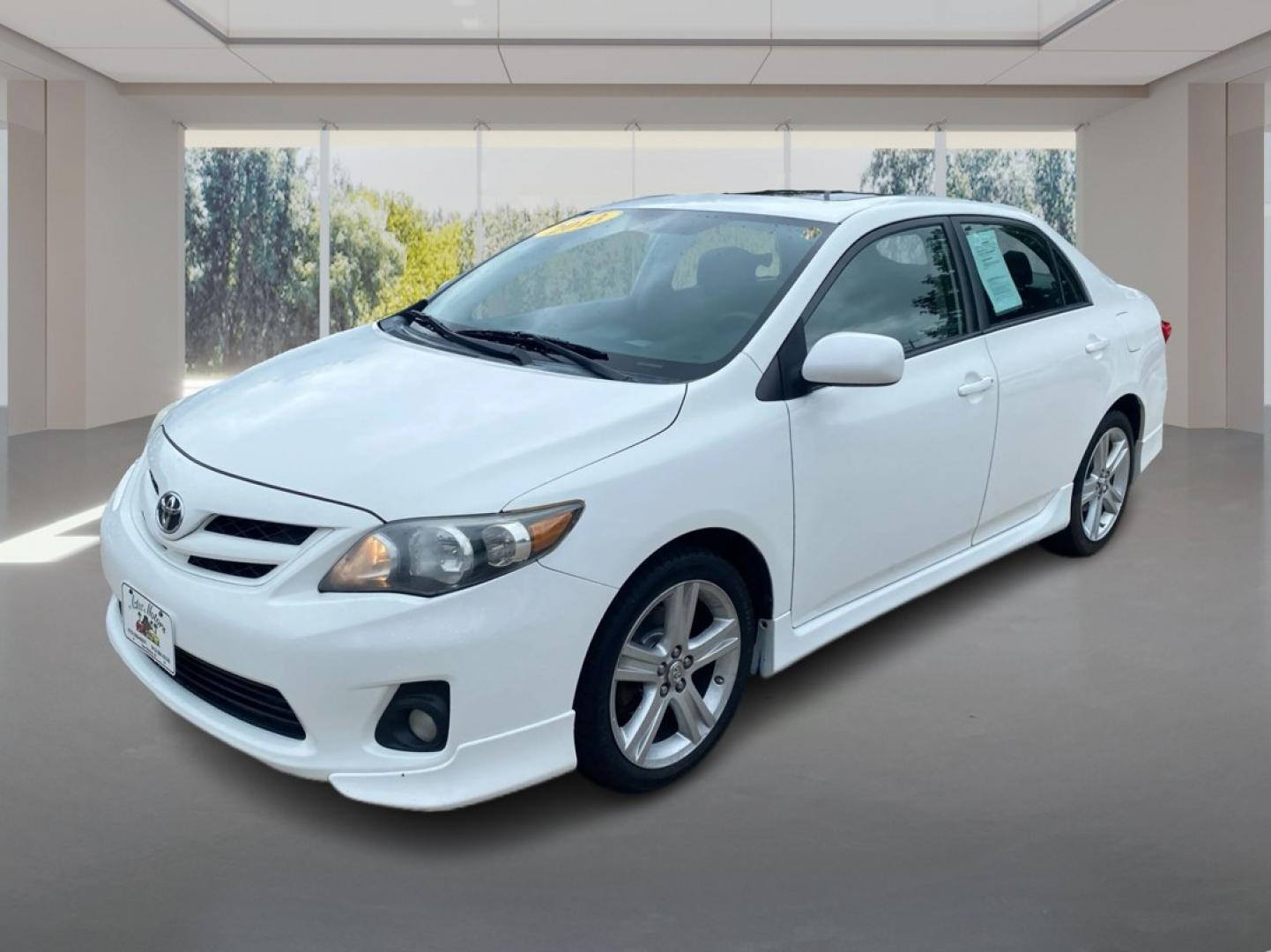 2013 WHITE TOYOTA COROLLA BASE (2T1BU4EE1DC) with an 1.8L engine, Automatic transmission, located at 908 SE 14th Street, Des Moines, IA, 50317, (515) 281-0330, 41.580303, -93.597046- Photo#7