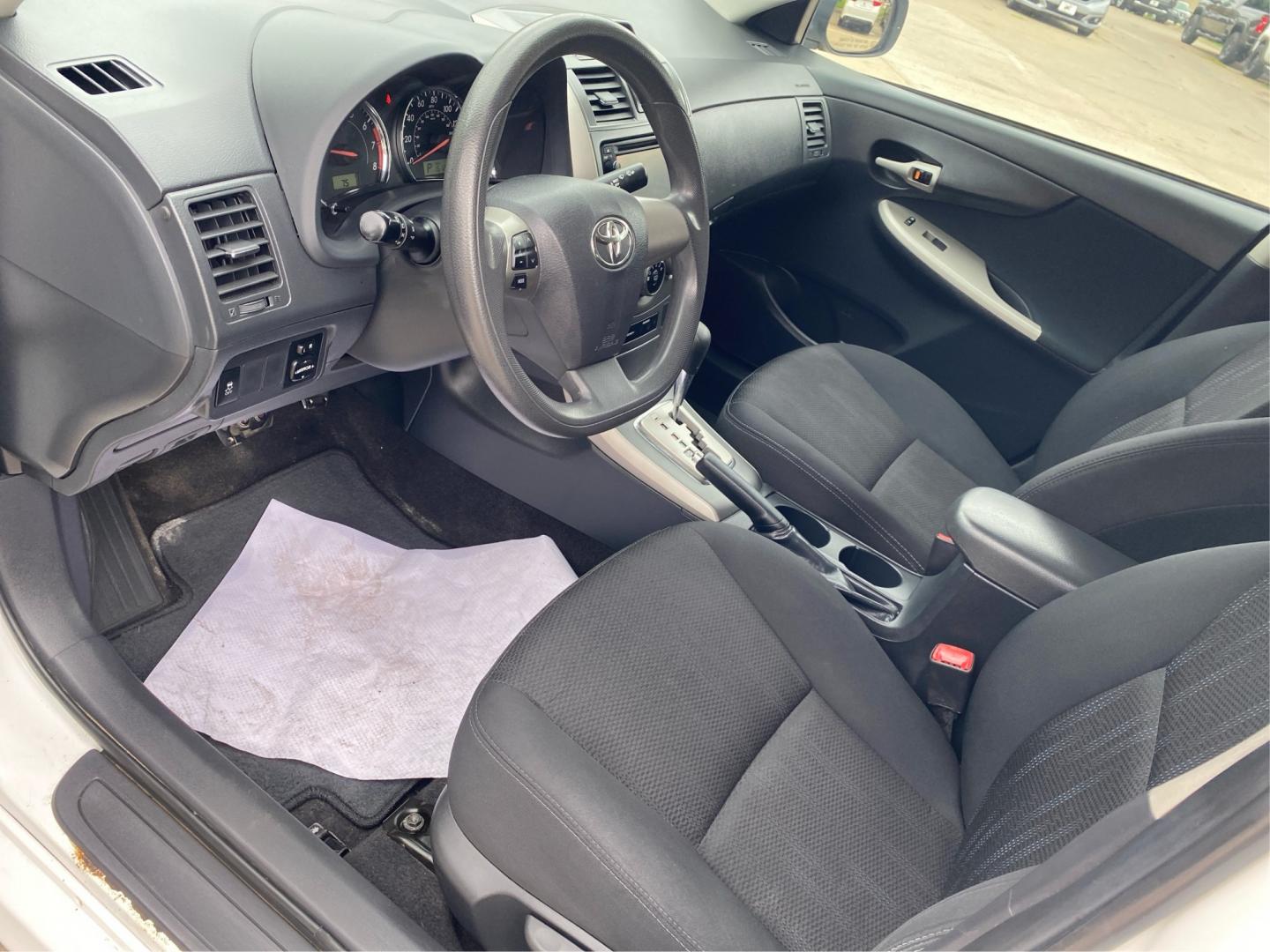 2013 WHITE TOYOTA COROLLA BASE (2T1BU4EE1DC) with an 1.8L engine, Automatic transmission, located at 908 SE 14th Street, Des Moines, IA, 50317, (515) 281-0330, 41.580303, -93.597046- Photo#8