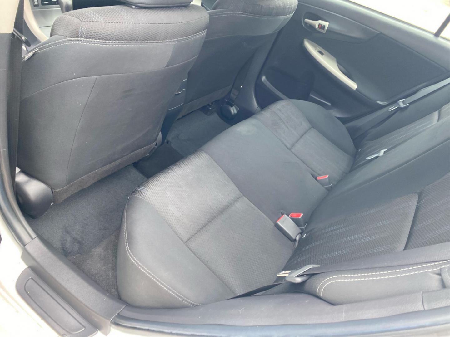 2013 WHITE TOYOTA COROLLA BASE (2T1BU4EE1DC) with an 1.8L engine, Automatic transmission, located at 908 SE 14th Street, Des Moines, IA, 50317, (515) 281-0330, 41.580303, -93.597046- Photo#9