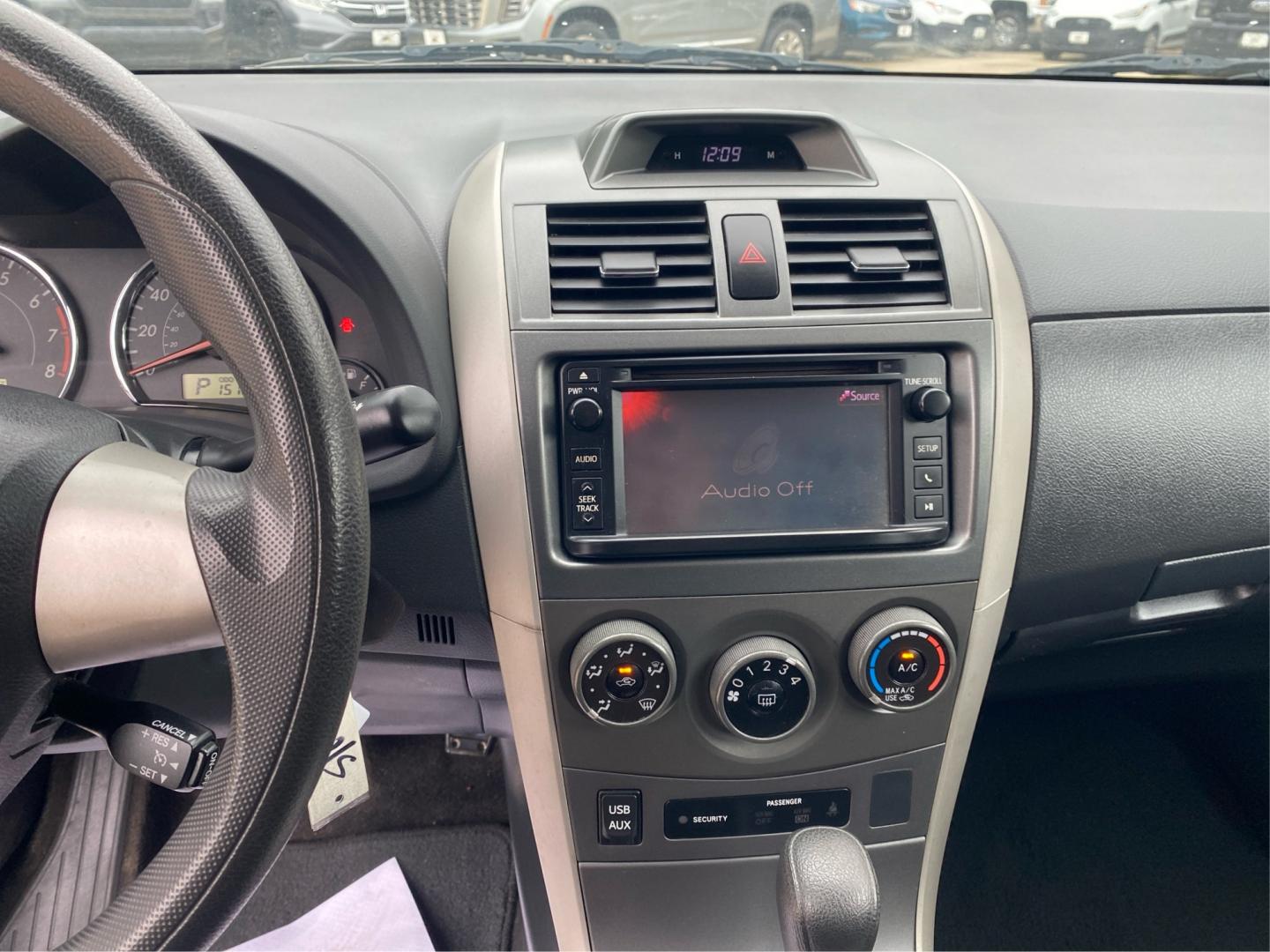 2013 WHITE TOYOTA COROLLA BASE (2T1BU4EE1DC) with an 1.8L engine, Automatic transmission, located at 908 SE 14th Street, Des Moines, IA, 50317, (515) 281-0330, 41.580303, -93.597046- Photo#13