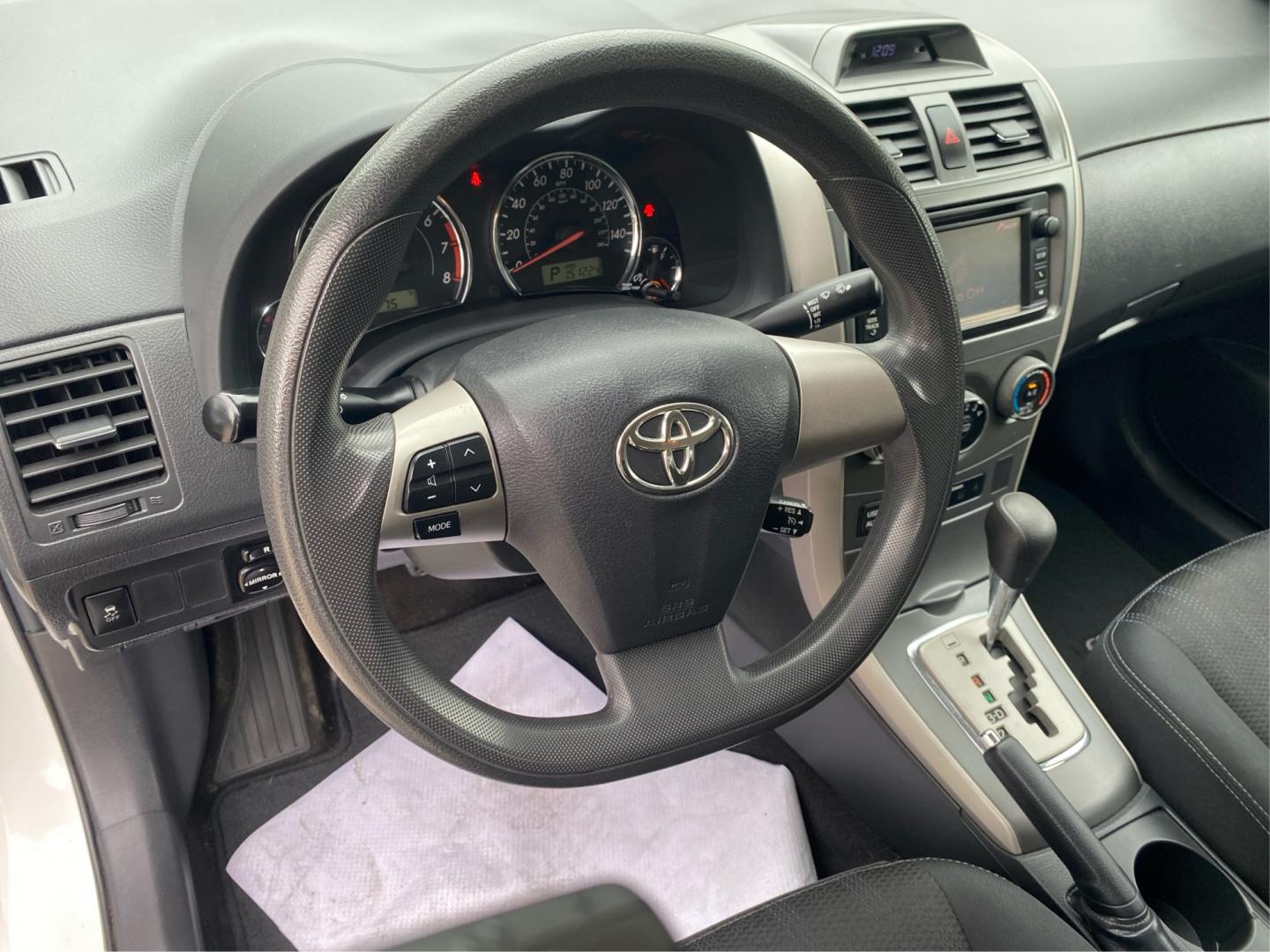 2013 WHITE TOYOTA COROLLA BASE (2T1BU4EE1DC) with an 1.8L engine, Automatic transmission, located at 908 SE 14th Street, Des Moines, IA, 50317, (515) 281-0330, 41.580303, -93.597046- Photo#16