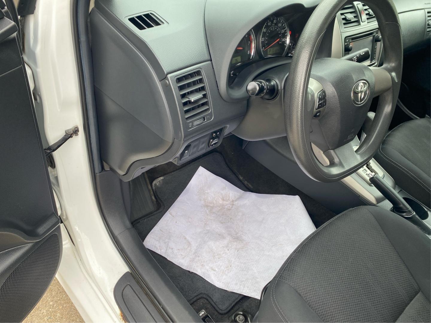 2013 WHITE TOYOTA COROLLA BASE (2T1BU4EE1DC) with an 1.8L engine, Automatic transmission, located at 908 SE 14th Street, Des Moines, IA, 50317, (515) 281-0330, 41.580303, -93.597046- Photo#17