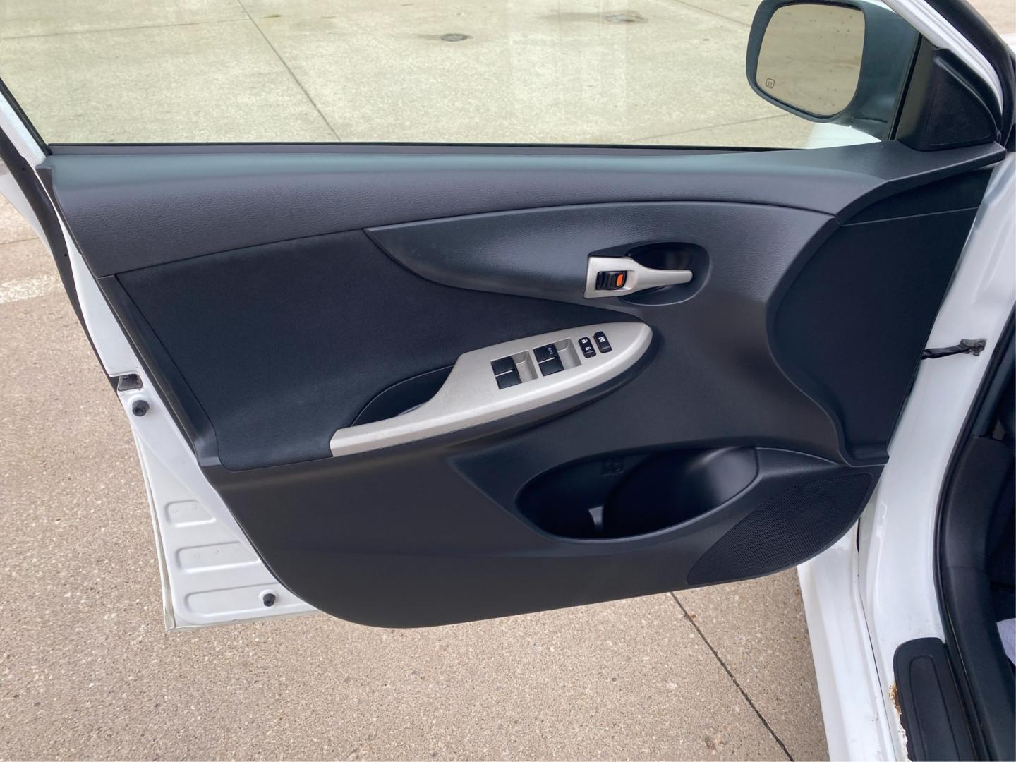 2013 WHITE TOYOTA COROLLA BASE (2T1BU4EE1DC) with an 1.8L engine, Automatic transmission, located at 908 SE 14th Street, Des Moines, IA, 50317, (515) 281-0330, 41.580303, -93.597046- Photo#19