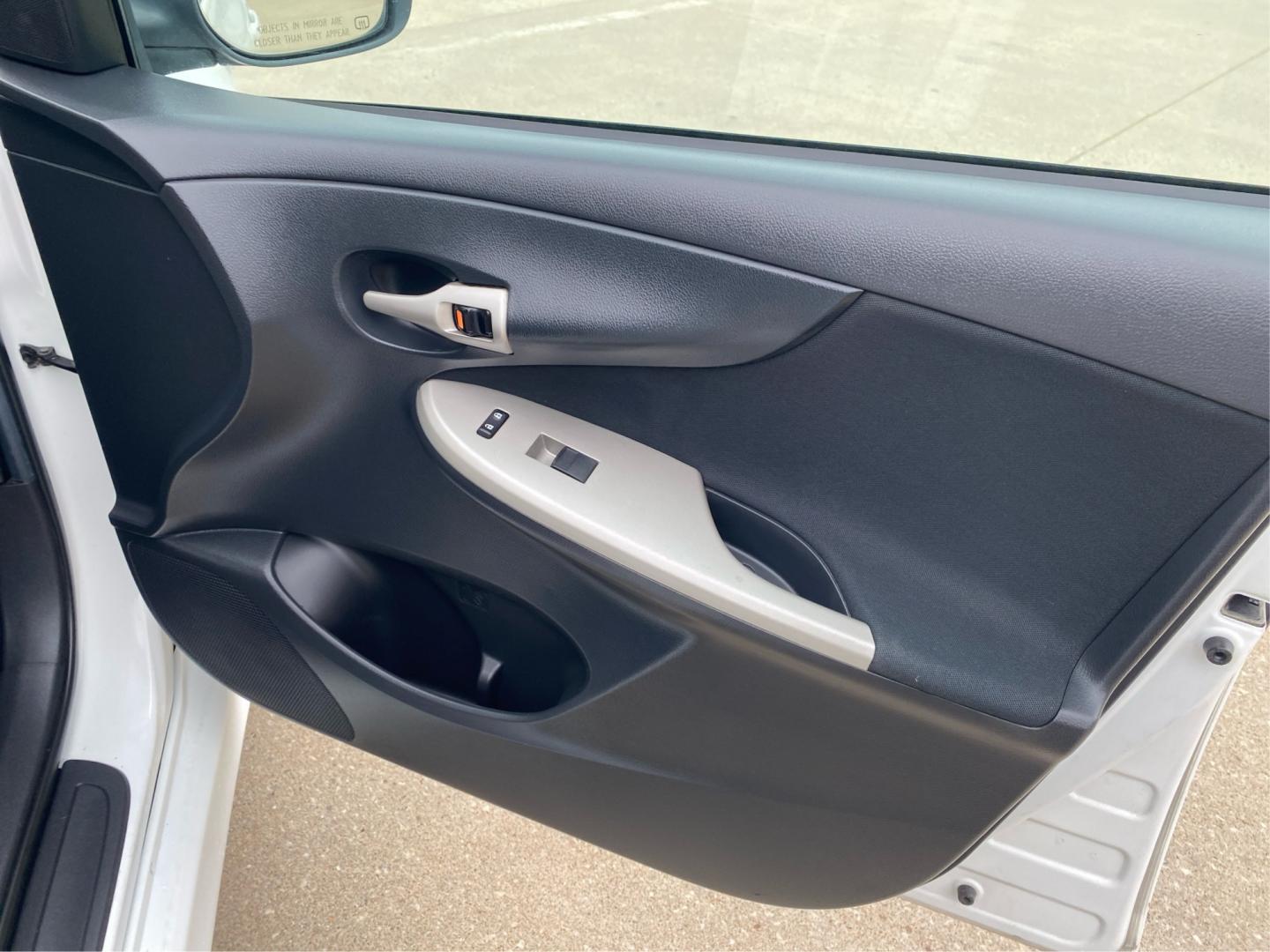 2013 WHITE TOYOTA COROLLA BASE (2T1BU4EE1DC) with an 1.8L engine, Automatic transmission, located at 908 SE 14th Street, Des Moines, IA, 50317, (515) 281-0330, 41.580303, -93.597046- Photo#20