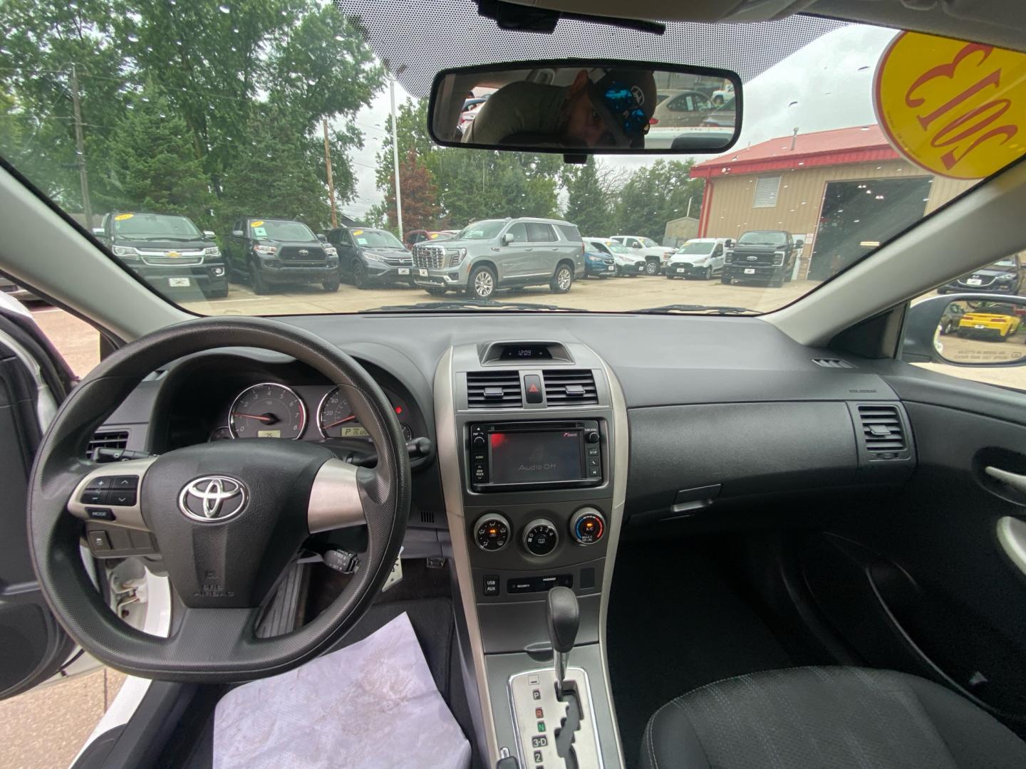 2013 WHITE TOYOTA COROLLA BASE (2T1BU4EE1DC) with an 1.8L engine, Automatic transmission, located at 908 SE 14th Street, Des Moines, IA, 50317, (515) 281-0330, 41.580303, -93.597046- Photo#21