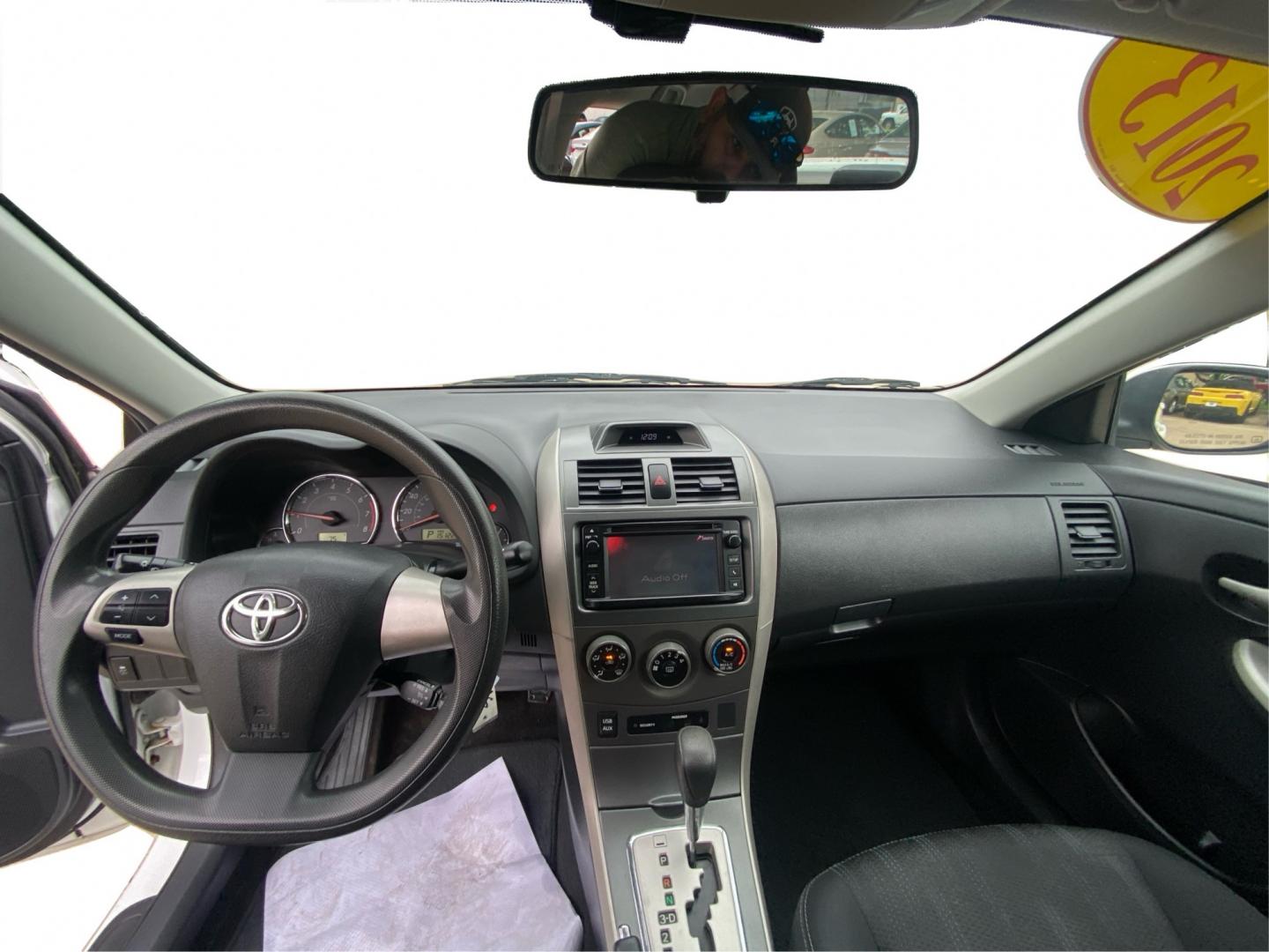 2013 WHITE TOYOTA COROLLA BASE (2T1BU4EE1DC) with an 1.8L engine, Automatic transmission, located at 908 SE 14th Street, Des Moines, IA, 50317, (515) 281-0330, 41.580303, -93.597046- Photo#22