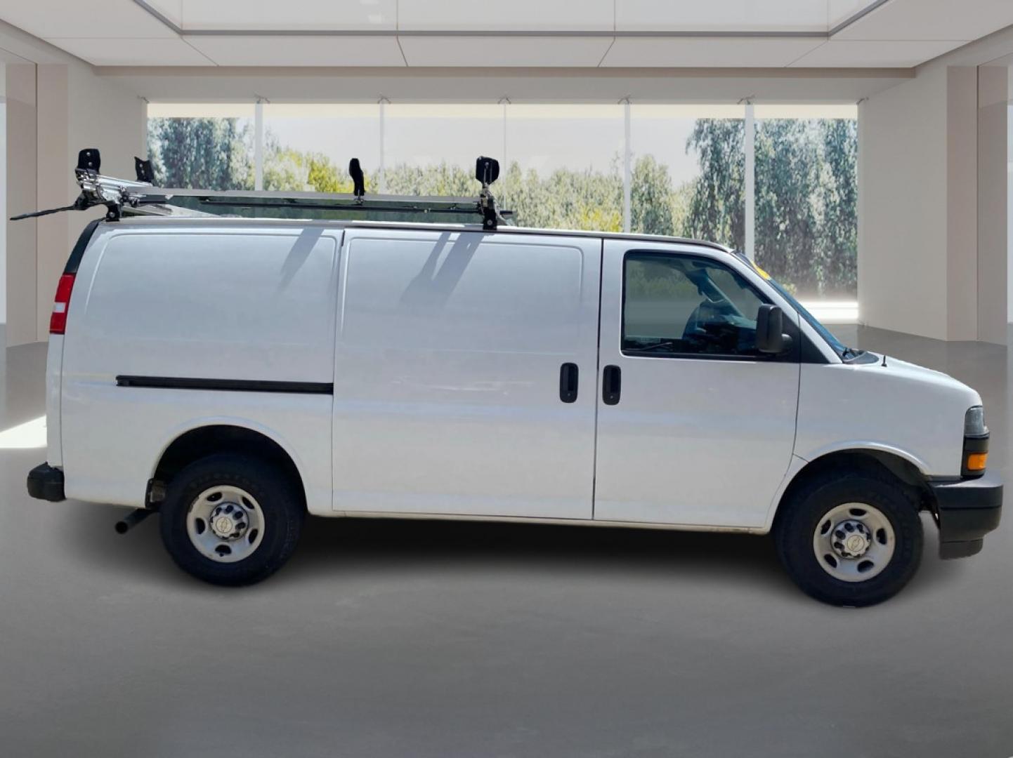 2022 WHITE CHEVROLET EXPRESS G2500 (1GCWGAFP9N1) with an 4.3L engine, Automatic transmission, located at 908 SE 14th Street, Des Moines, IA, 50317, (515) 281-0330, 41.580303, -93.597046- Photo#1