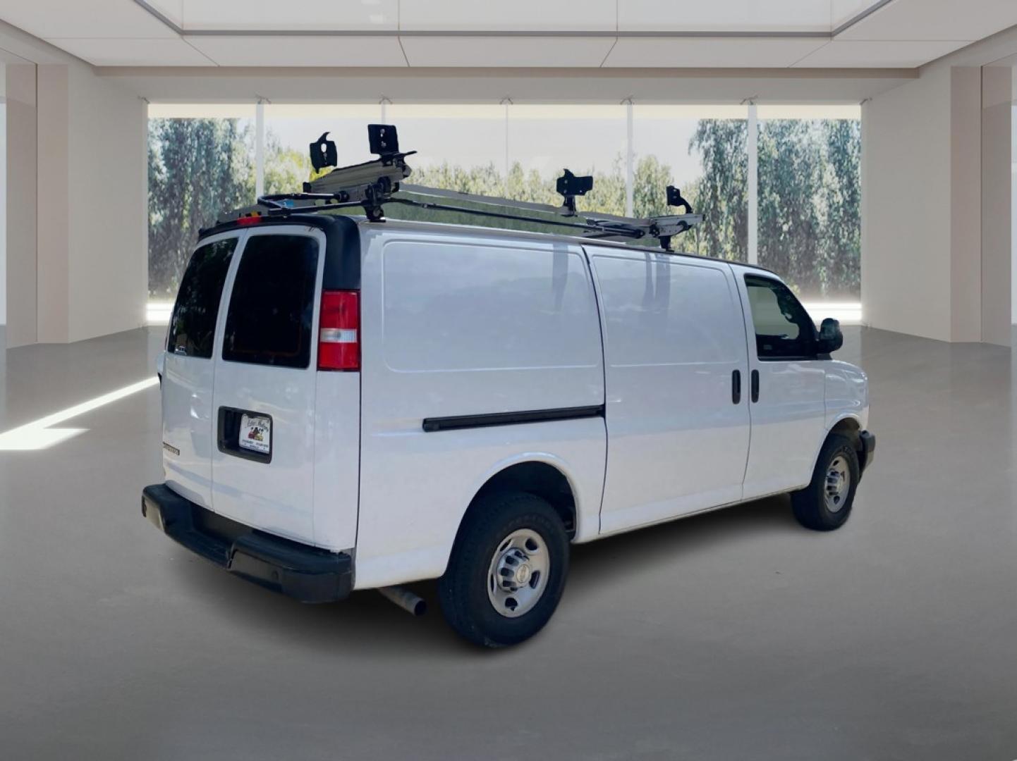 2022 WHITE CHEVROLET EXPRESS G2500 (1GCWGAFP9N1) with an 4.3L engine, Automatic transmission, located at 908 SE 14th Street, Des Moines, IA, 50317, (515) 281-0330, 41.580303, -93.597046- Photo#2