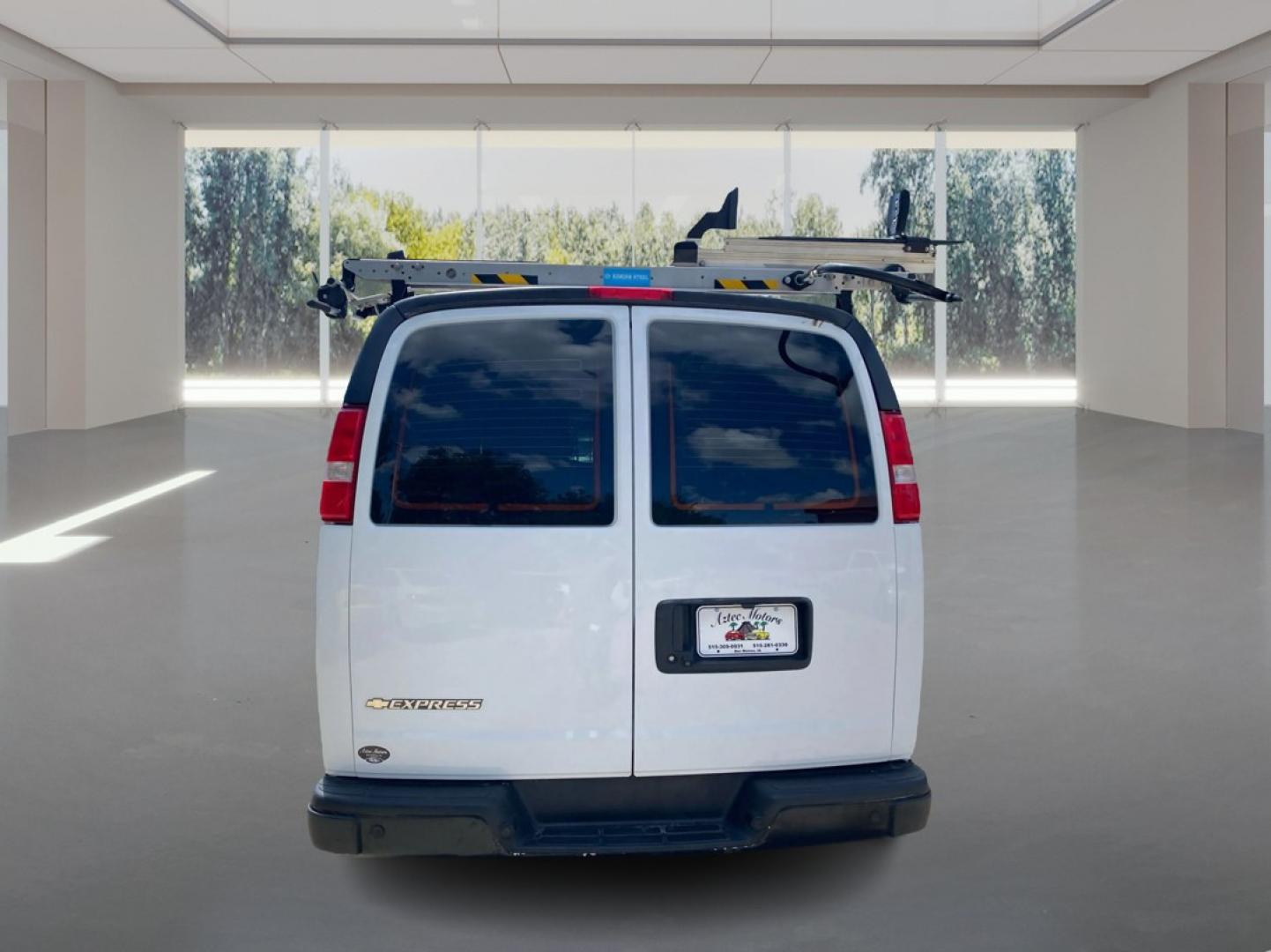 2022 WHITE CHEVROLET EXPRESS G2500 (1GCWGAFP9N1) with an 4.3L engine, Automatic transmission, located at 908 SE 14th Street, Des Moines, IA, 50317, (515) 281-0330, 41.580303, -93.597046- Photo#3