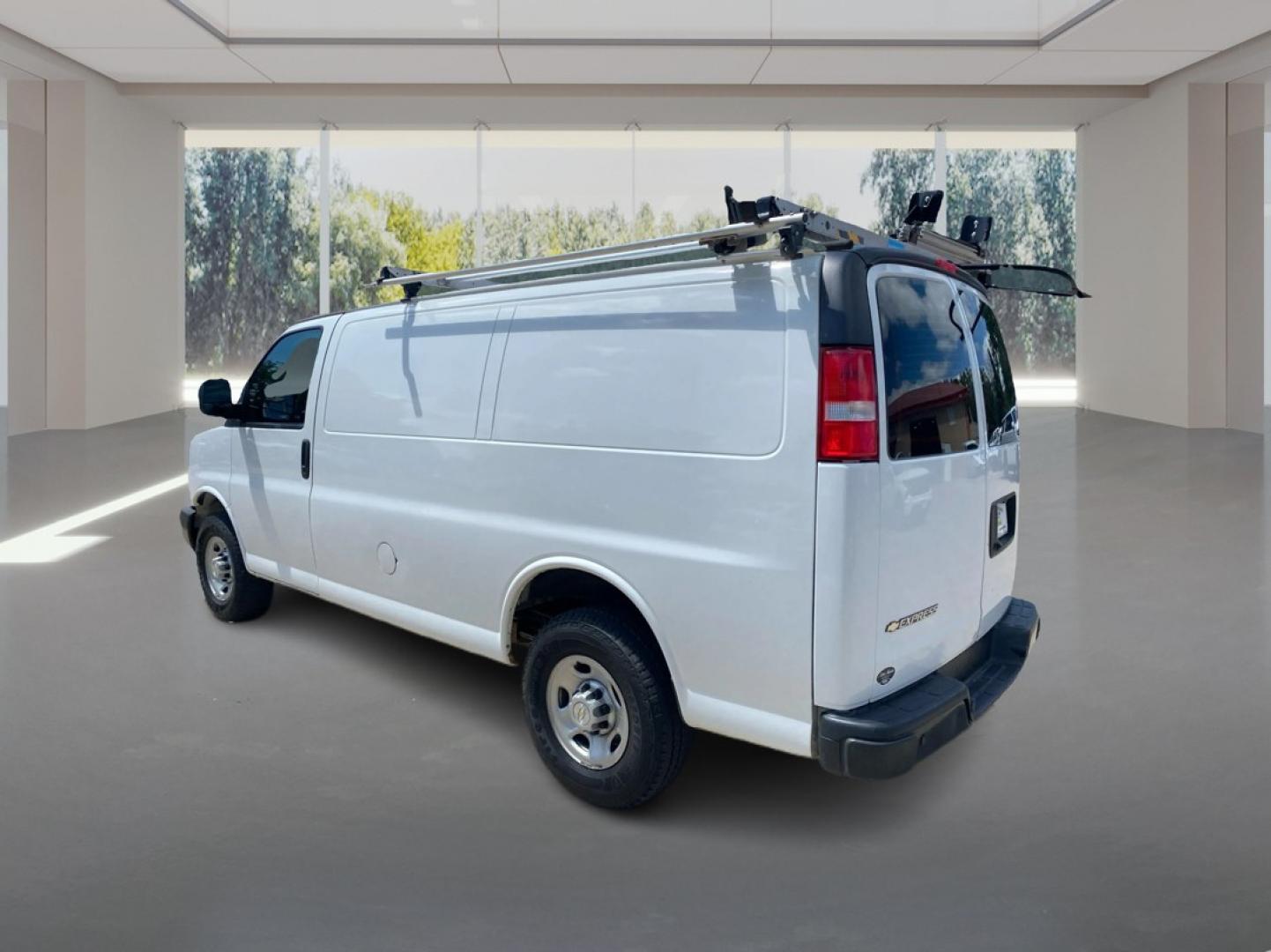 2022 WHITE CHEVROLET EXPRESS G2500 (1GCWGAFP9N1) with an 4.3L engine, Automatic transmission, located at 908 SE 14th Street, Des Moines, IA, 50317, (515) 281-0330, 41.580303, -93.597046- Photo#4