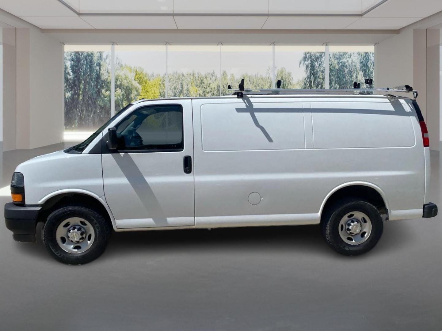 2022 WHITE CHEVROLET EXPRESS G2500 (1GCWGAFP9N1) with an 4.3L engine, Automatic transmission, located at 908 SE 14th Street, Des Moines, IA, 50317, (515) 281-0330, 41.580303, -93.597046- Photo#5