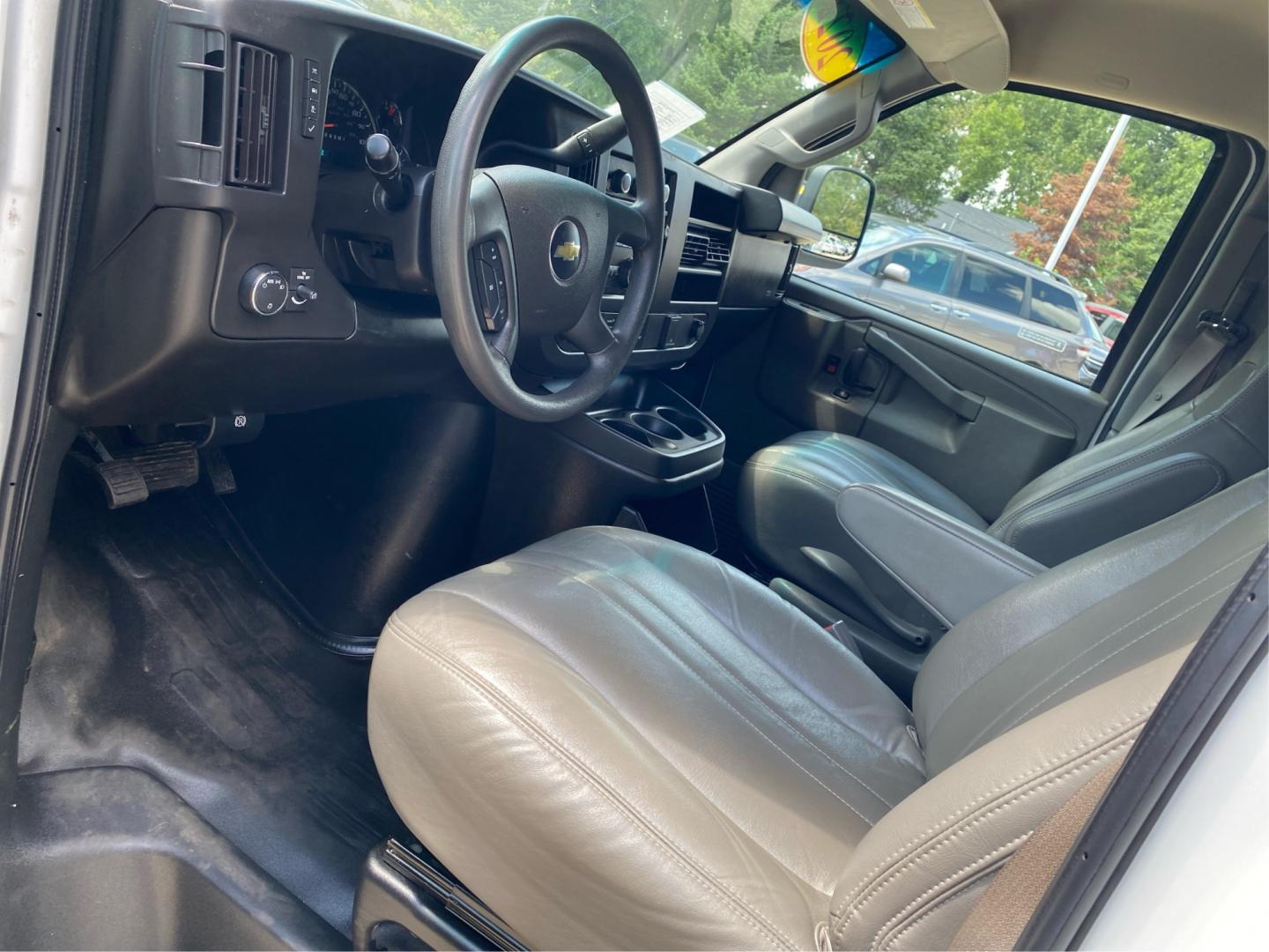 2022 WHITE CHEVROLET EXPRESS G2500 (1GCWGAFP9N1) with an 4.3L engine, Automatic transmission, located at 908 SE 14th Street, Des Moines, IA, 50317, (515) 281-0330, 41.580303, -93.597046- Photo#8