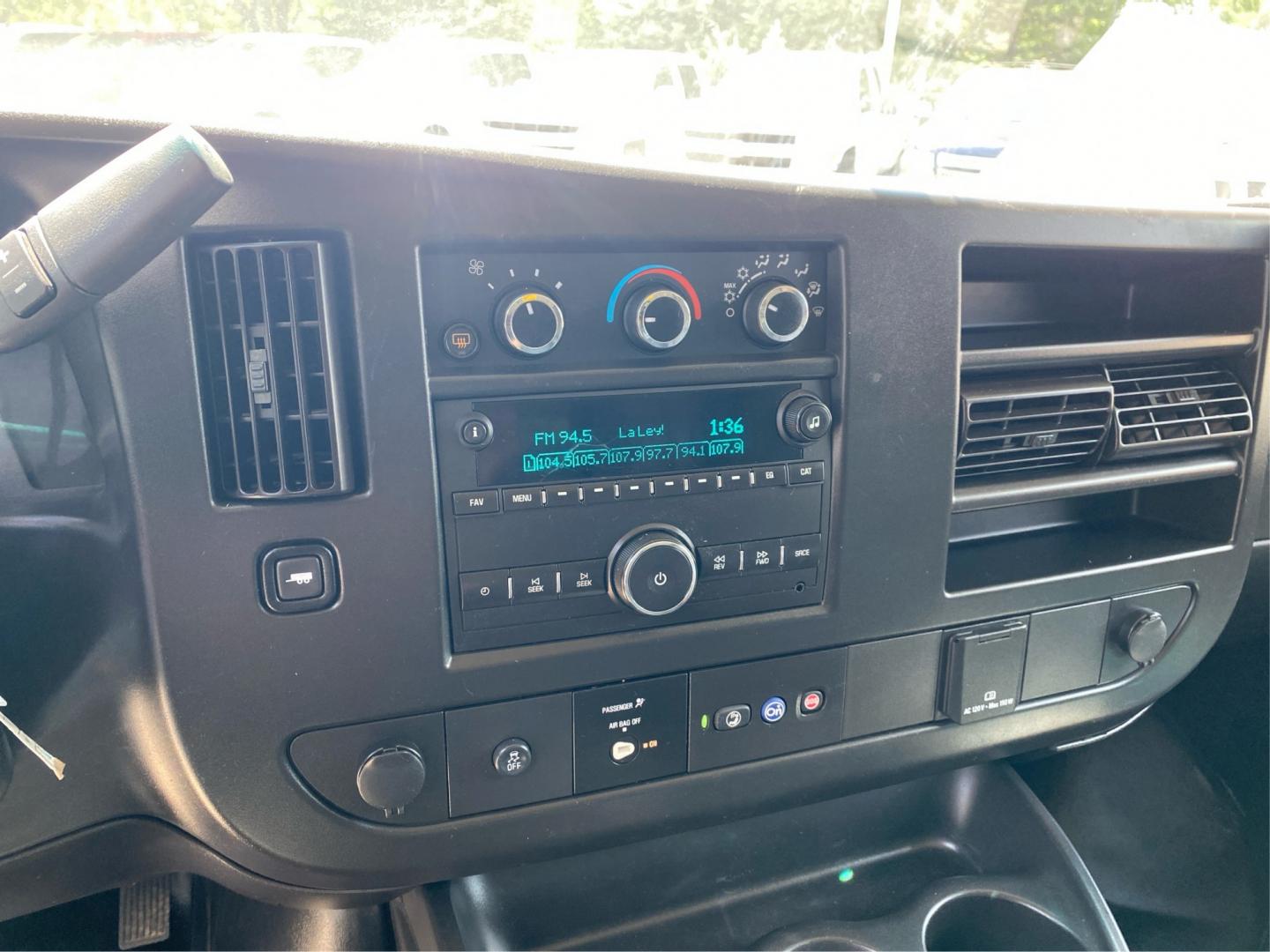 2022 WHITE CHEVROLET EXPRESS G2500 (1GCWGAFP9N1) with an 4.3L engine, Automatic transmission, located at 908 SE 14th Street, Des Moines, IA, 50317, (515) 281-0330, 41.580303, -93.597046- Photo#12