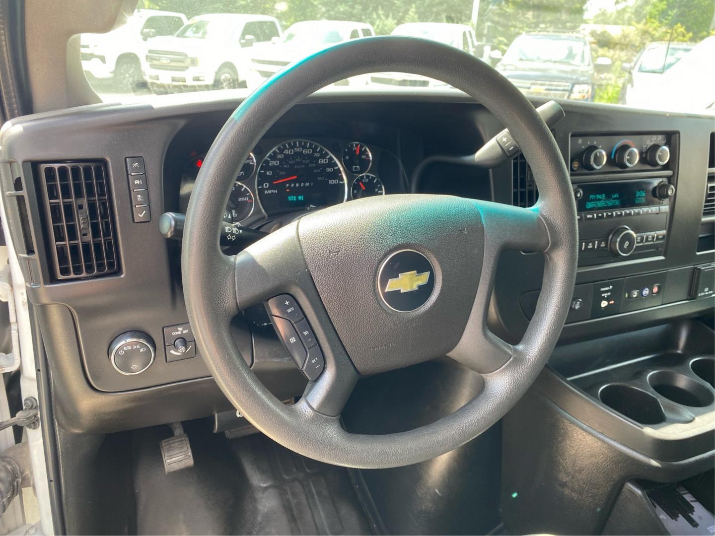 2022 WHITE CHEVROLET EXPRESS G2500 (1GCWGAFP9N1) with an 4.3L engine, Automatic transmission, located at 908 SE 14th Street, Des Moines, IA, 50317, (515) 281-0330, 41.580303, -93.597046- Photo#14