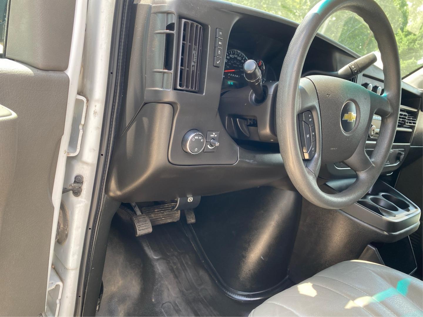 2022 WHITE CHEVROLET EXPRESS G2500 (1GCWGAFP9N1) with an 4.3L engine, Automatic transmission, located at 908 SE 14th Street, Des Moines, IA, 50317, (515) 281-0330, 41.580303, -93.597046- Photo#15