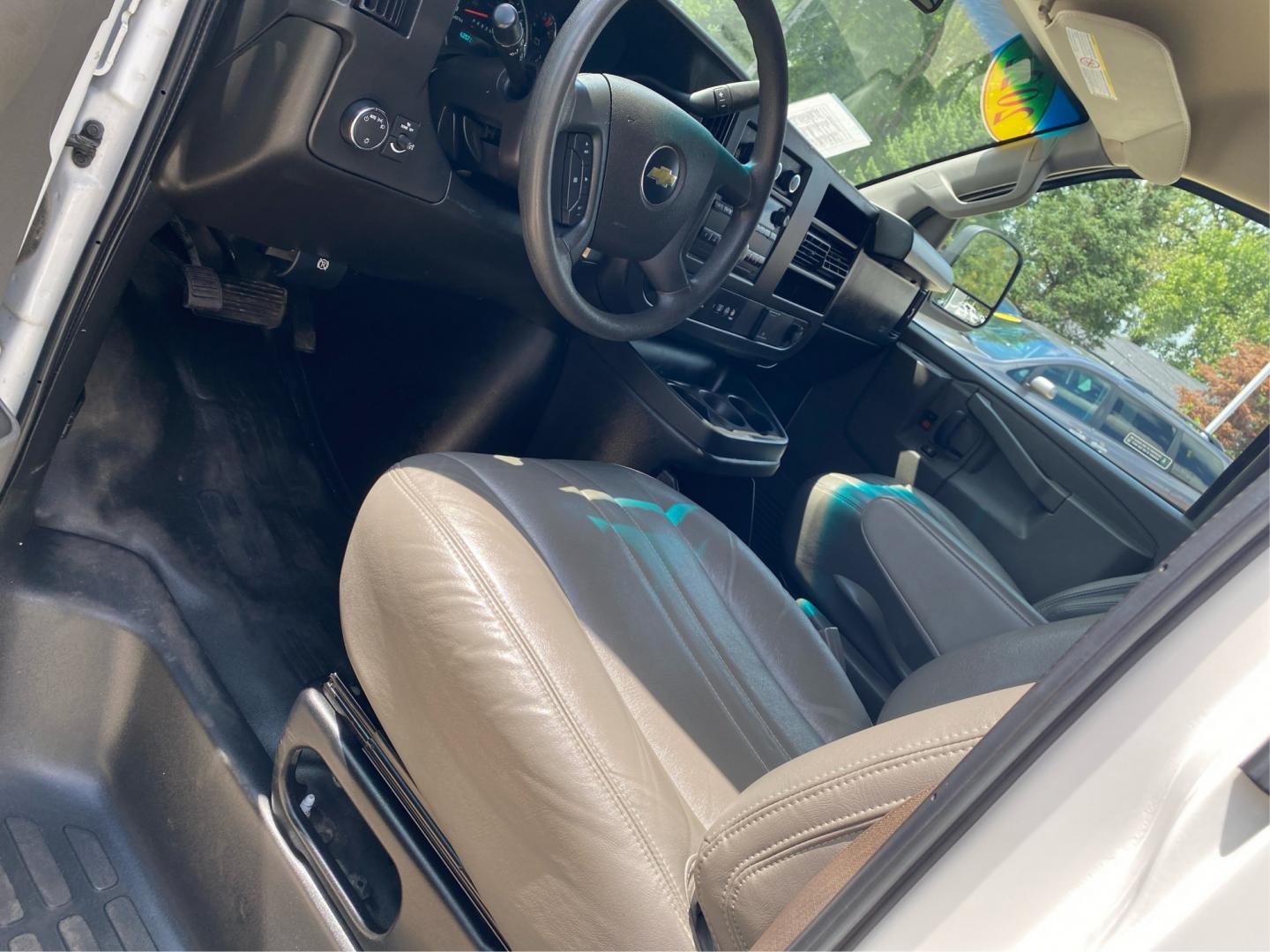 2022 WHITE CHEVROLET EXPRESS G2500 (1GCWGAFP9N1) with an 4.3L engine, Automatic transmission, located at 908 SE 14th Street, Des Moines, IA, 50317, (515) 281-0330, 41.580303, -93.597046- Photo#16