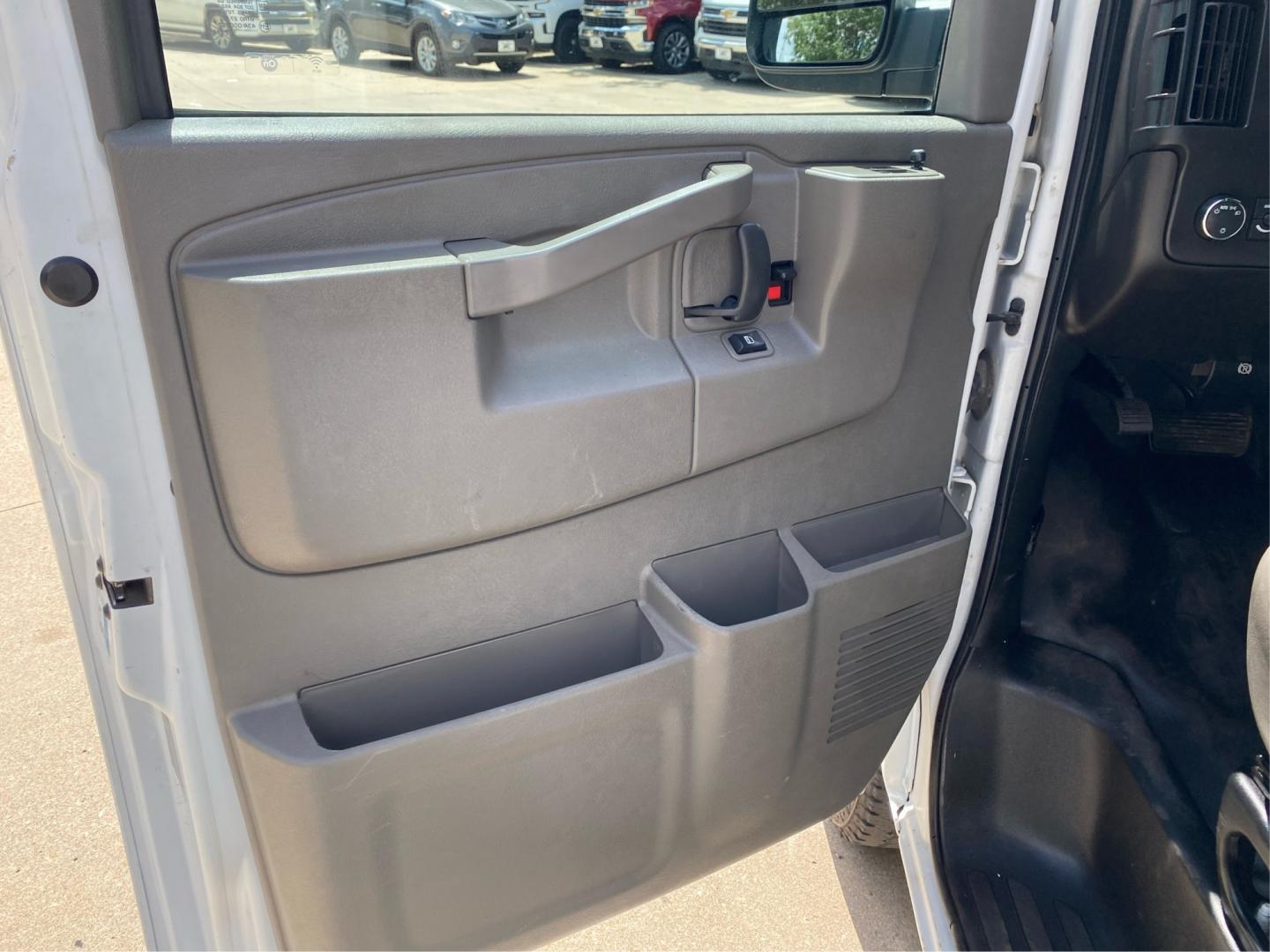 2022 WHITE CHEVROLET EXPRESS G2500 (1GCWGAFP9N1) with an 4.3L engine, Automatic transmission, located at 908 SE 14th Street, Des Moines, IA, 50317, (515) 281-0330, 41.580303, -93.597046- Photo#17