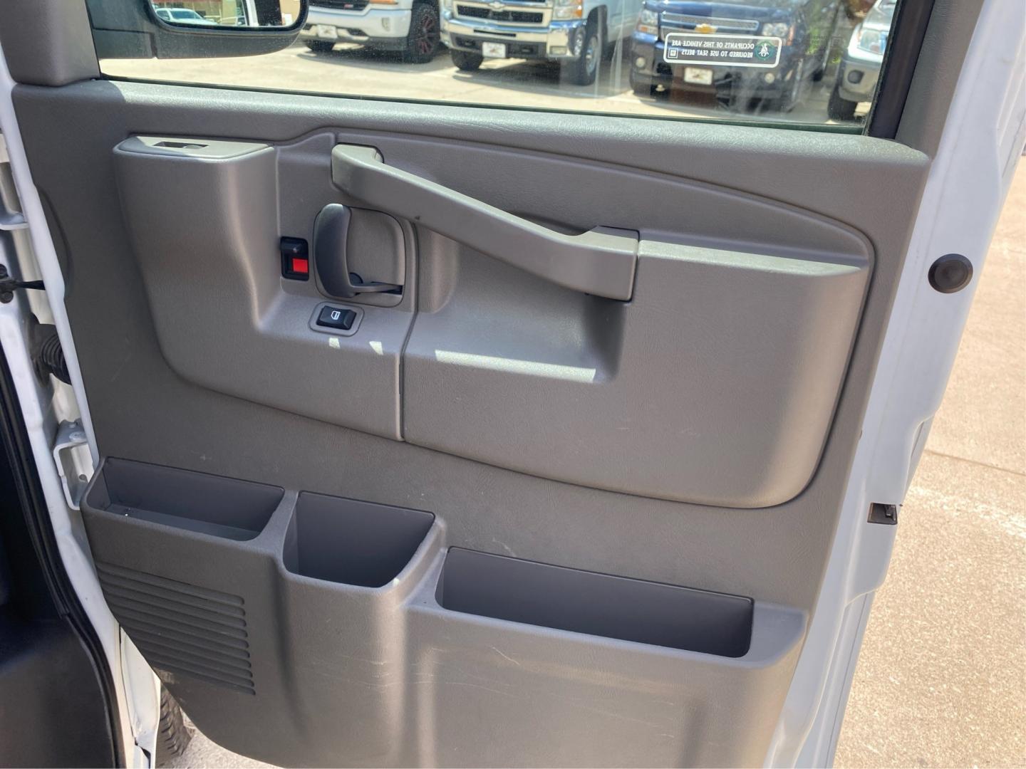 2022 WHITE CHEVROLET EXPRESS G2500 (1GCWGAFP9N1) with an 4.3L engine, Automatic transmission, located at 908 SE 14th Street, Des Moines, IA, 50317, (515) 281-0330, 41.580303, -93.597046- Photo#18