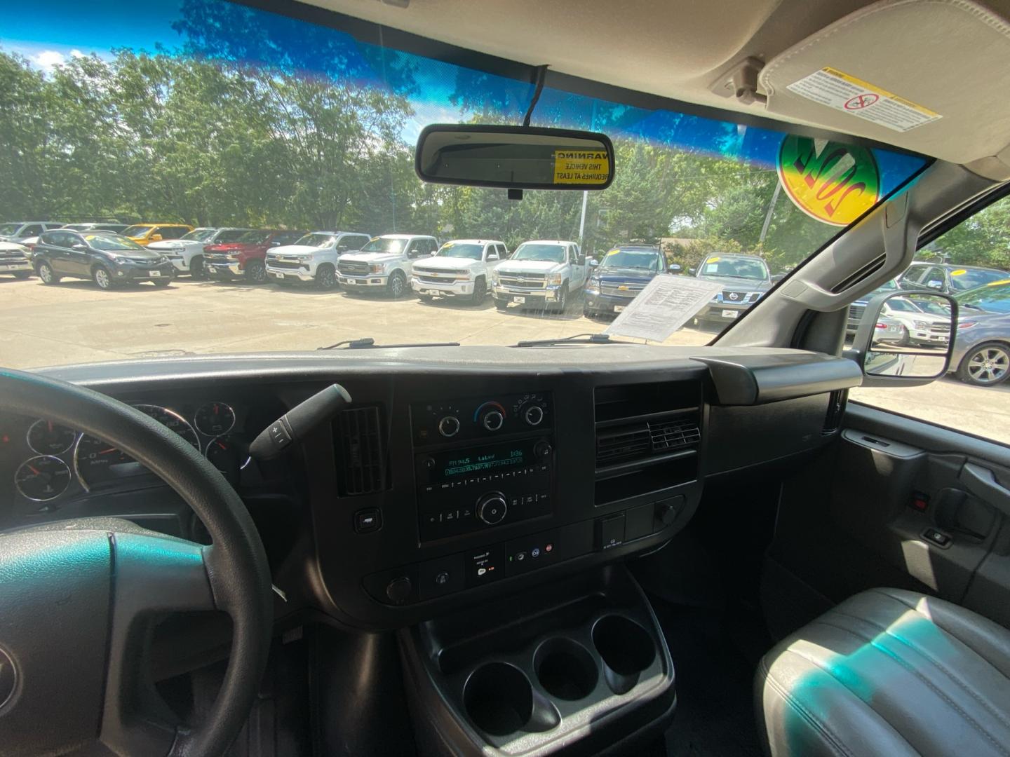 2022 WHITE CHEVROLET EXPRESS G2500 (1GCWGAFP9N1) with an 4.3L engine, Automatic transmission, located at 908 SE 14th Street, Des Moines, IA, 50317, (515) 281-0330, 41.580303, -93.597046- Photo#19