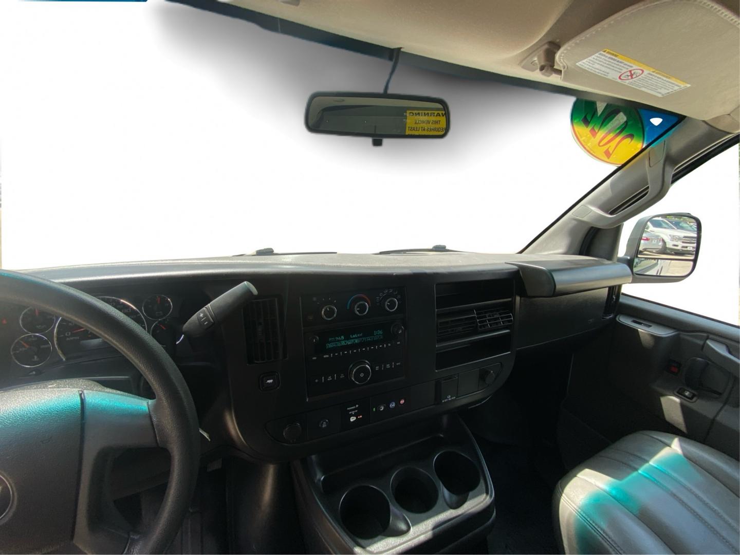 2022 WHITE CHEVROLET EXPRESS G2500 (1GCWGAFP9N1) with an 4.3L engine, Automatic transmission, located at 908 SE 14th Street, Des Moines, IA, 50317, (515) 281-0330, 41.580303, -93.597046- Photo#20