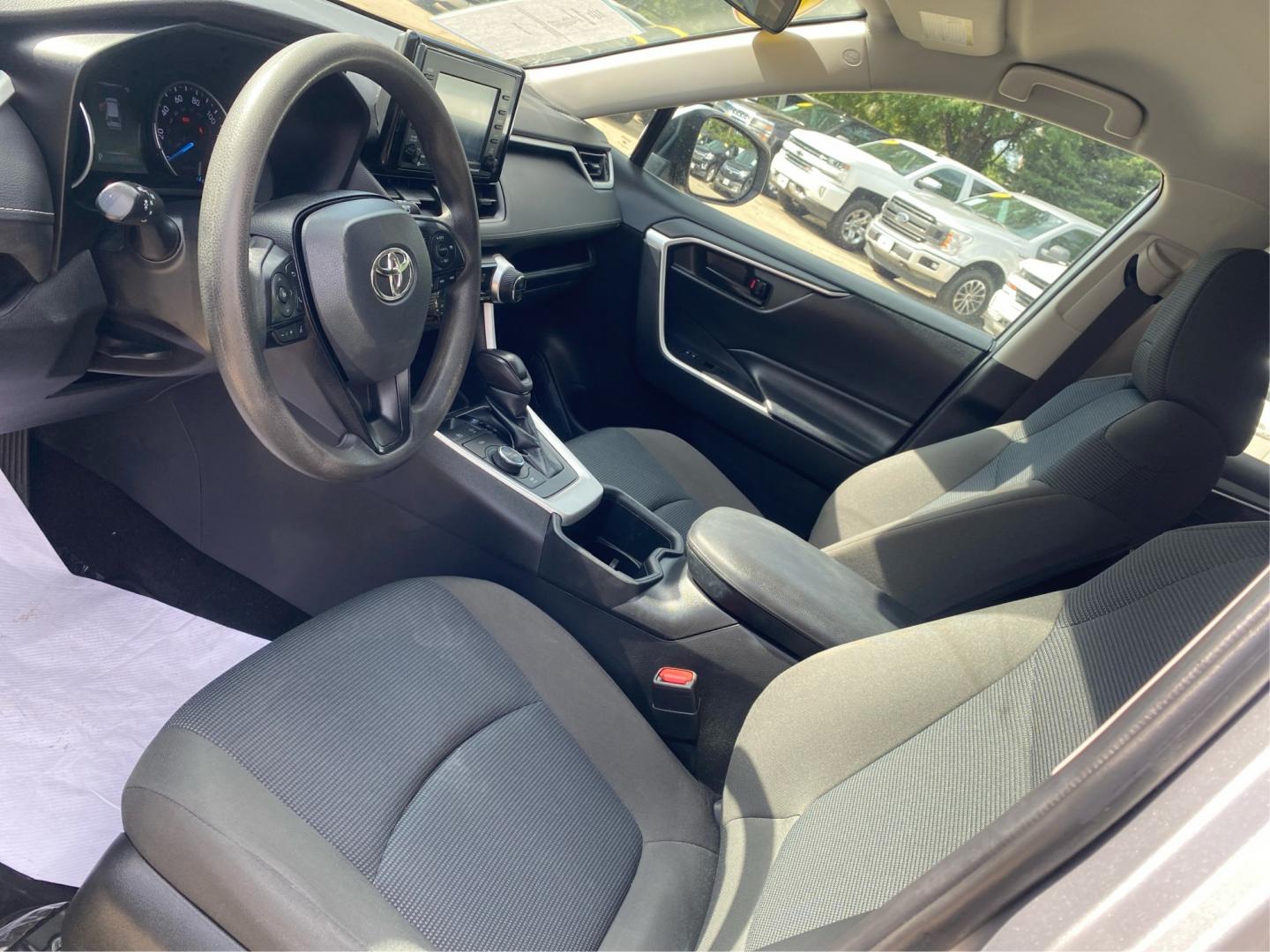 2022 SILVER TOYOTA RAV4 LE (4T3MWRFV0NU) with an 2.5L engine, Continuously Variable transmission, located at 908 SE 14th Street, Des Moines, IA, 50317, (515) 281-0330, 41.580303, -93.597046- Photo#8