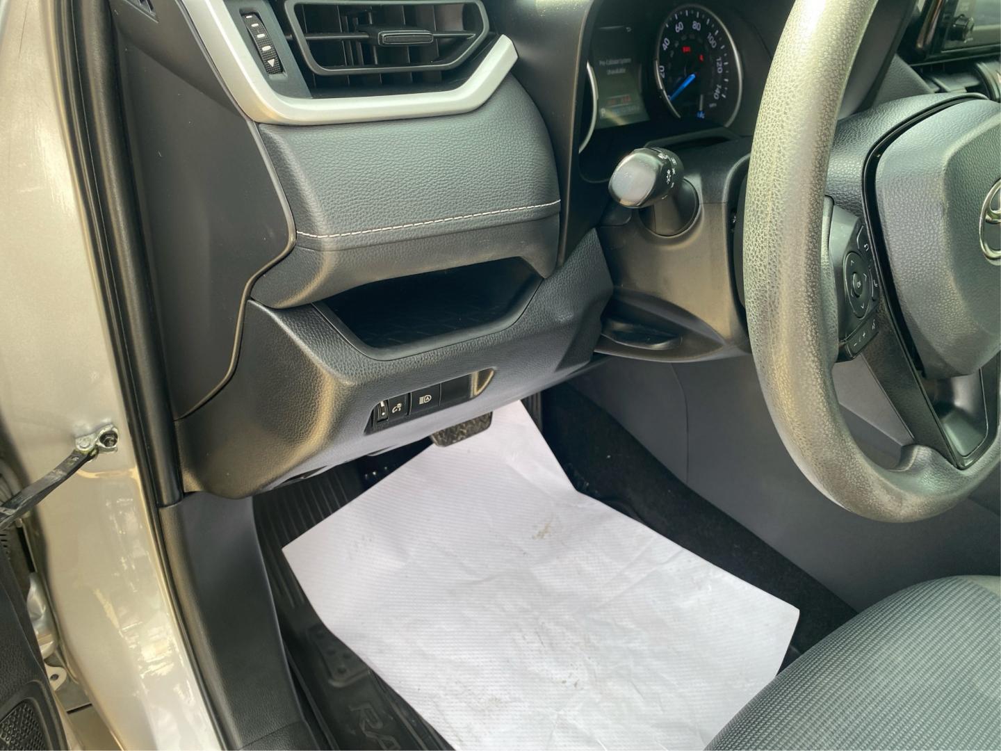 2022 SILVER TOYOTA RAV4 LE (4T3MWRFV0NU) with an 2.5L engine, Continuously Variable transmission, located at 908 SE 14th Street, Des Moines, IA, 50317, (515) 281-0330, 41.580303, -93.597046- Photo#17