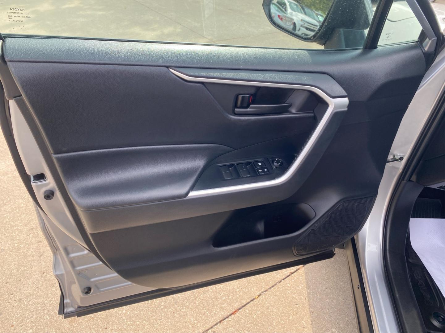 2022 SILVER TOYOTA RAV4 LE (4T3MWRFV0NU) with an 2.5L engine, Continuously Variable transmission, located at 908 SE 14th Street, Des Moines, IA, 50317, (515) 281-0330, 41.580303, -93.597046- Photo#19