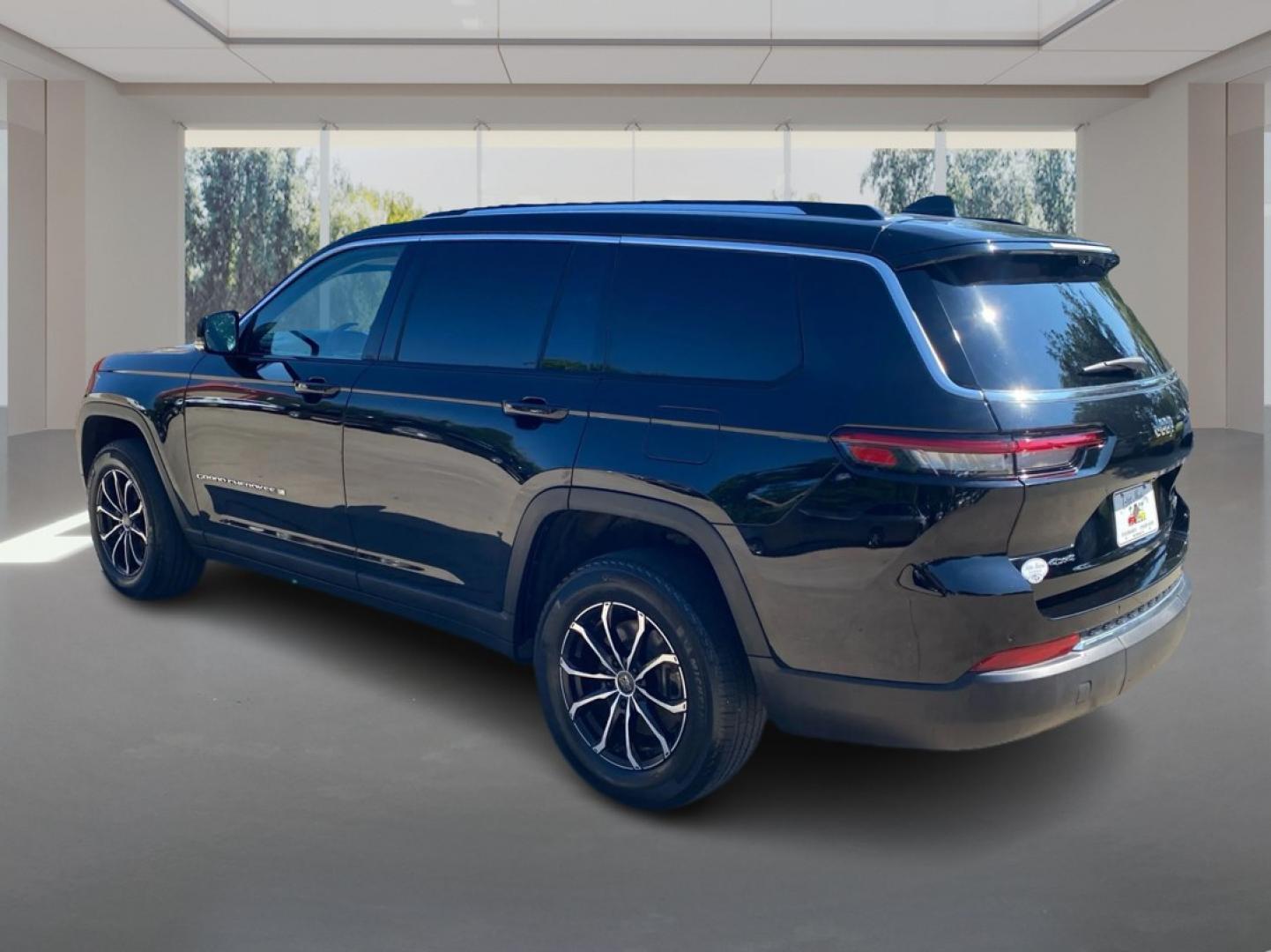 2023 BLACK JEEP GRAND CHEROKEE L LIMITED (1C4RJKBG2P8) with an 3.6L engine, Automatic transmission, located at 908 SE 14th Street, Des Moines, IA, 50317, (515) 281-0330, 41.580303, -93.597046- Photo#4