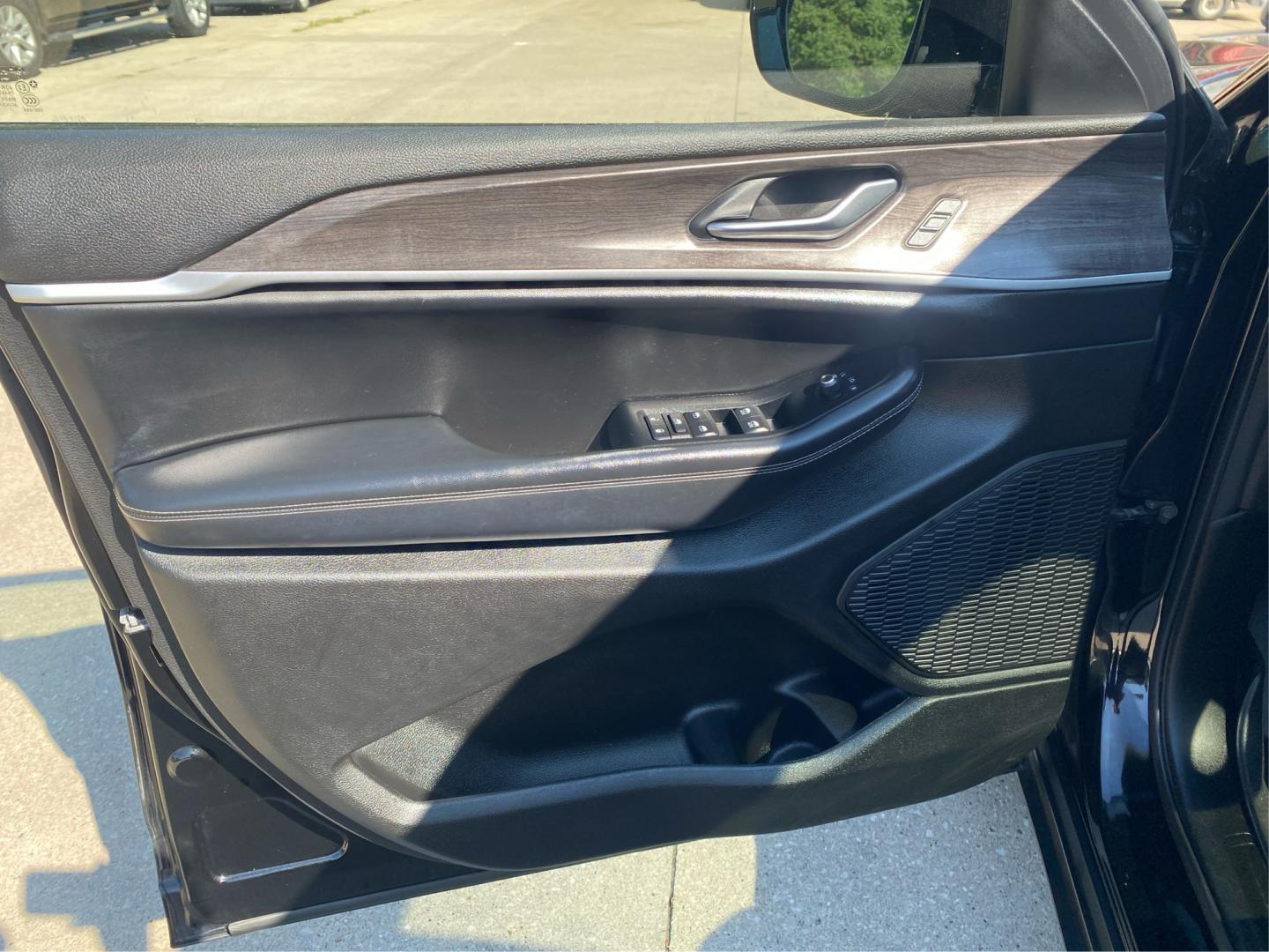 2023 BLACK JEEP GRAND CHEROKEE L LIMITED (1C4RJKBG2P8) with an 3.6L engine, Automatic transmission, located at 908 SE 14th Street, Des Moines, IA, 50317, (515) 281-0330, 41.580303, -93.597046- Photo#19