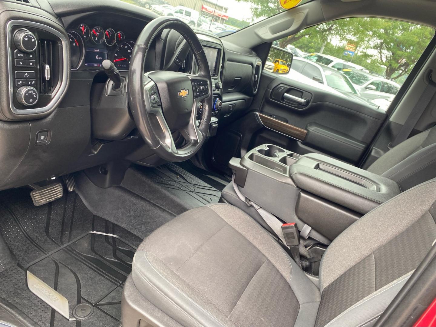 2019 RED CHEVROLET SILVERADO 1500 LT (1GCUYDED0KZ) with an 5.3L engine, Automatic transmission, located at 908 SE 14th Street, Des Moines, IA, 50317, (515) 281-0330, 41.580303, -93.597046- Photo#8