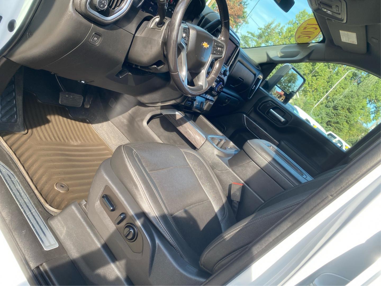 2021 WHITE CHEVROLET SILVERADO 2500 HEAVY DUTY LTZ (1GC1YPE73MF) with an 6.6L engine, Automatic transmission, located at 908 SE 14th Street, Des Moines, IA, 50317, (515) 281-0330, 41.580303, -93.597046- Photo#17