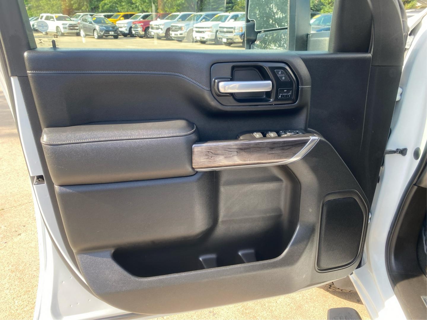 2021 WHITE CHEVROLET SILVERADO 2500 HEAVY DUTY LTZ (1GC1YPE73MF) with an 6.6L engine, Automatic transmission, located at 908 SE 14th Street, Des Moines, IA, 50317, (515) 281-0330, 41.580303, -93.597046- Photo#18