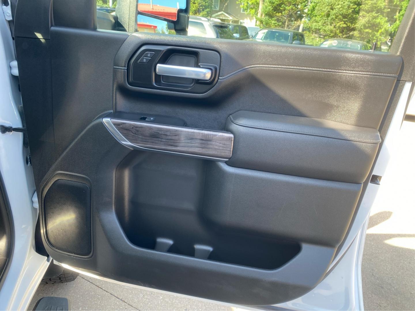 2021 WHITE CHEVROLET SILVERADO 2500 HEAVY DUTY LTZ (1GC1YPE73MF) with an 6.6L engine, Automatic transmission, located at 908 SE 14th Street, Des Moines, IA, 50317, (515) 281-0330, 41.580303, -93.597046- Photo#19