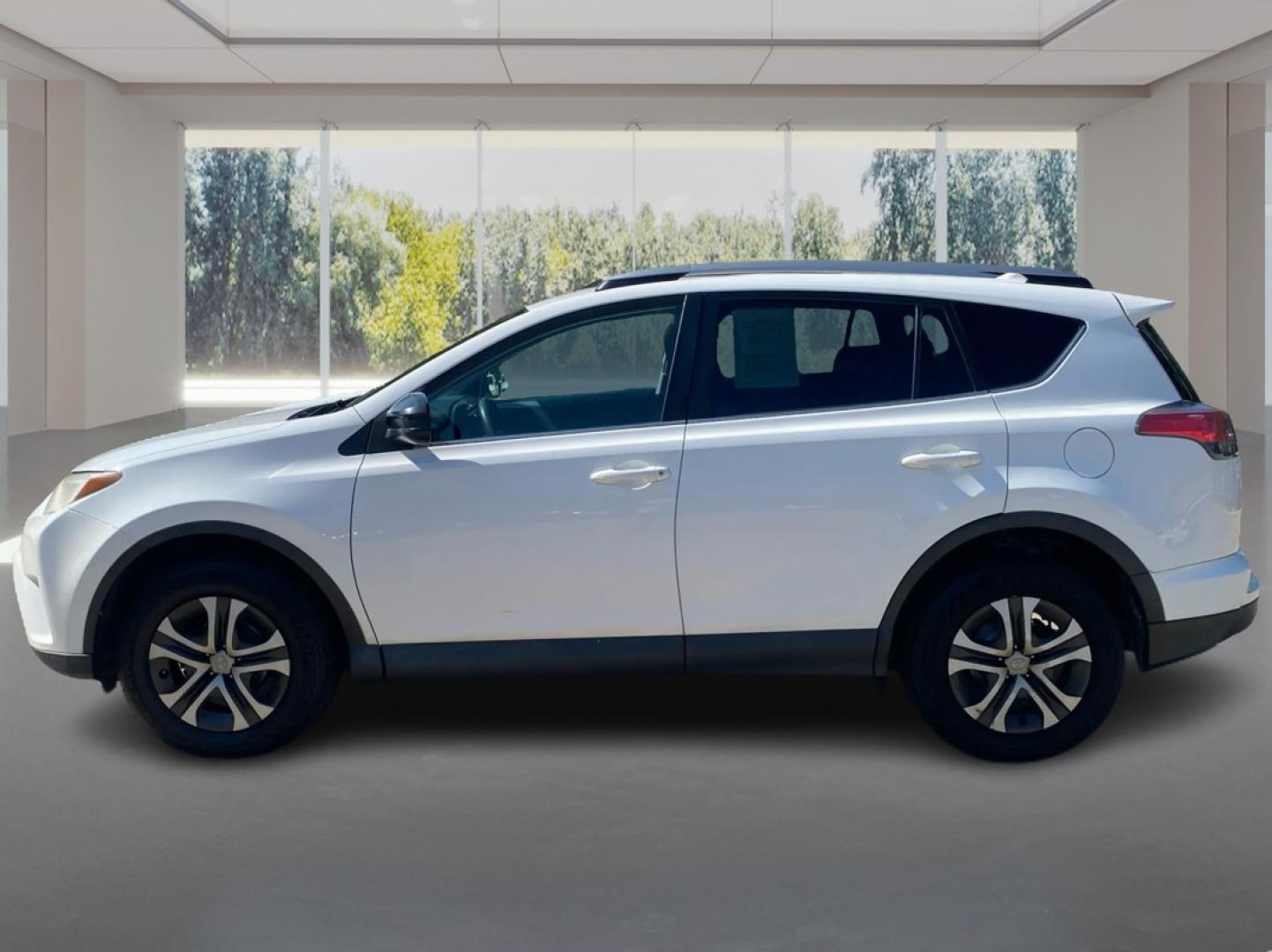 2017 WHITE TOYOTA RAV4 LE (2T3BFREV7HW) with an 2.5L engine, Automatic transmission, located at 908 SE 14th Street, Des Moines, IA, 50317, (515) 281-0330, 41.580303, -93.597046- Photo#5
