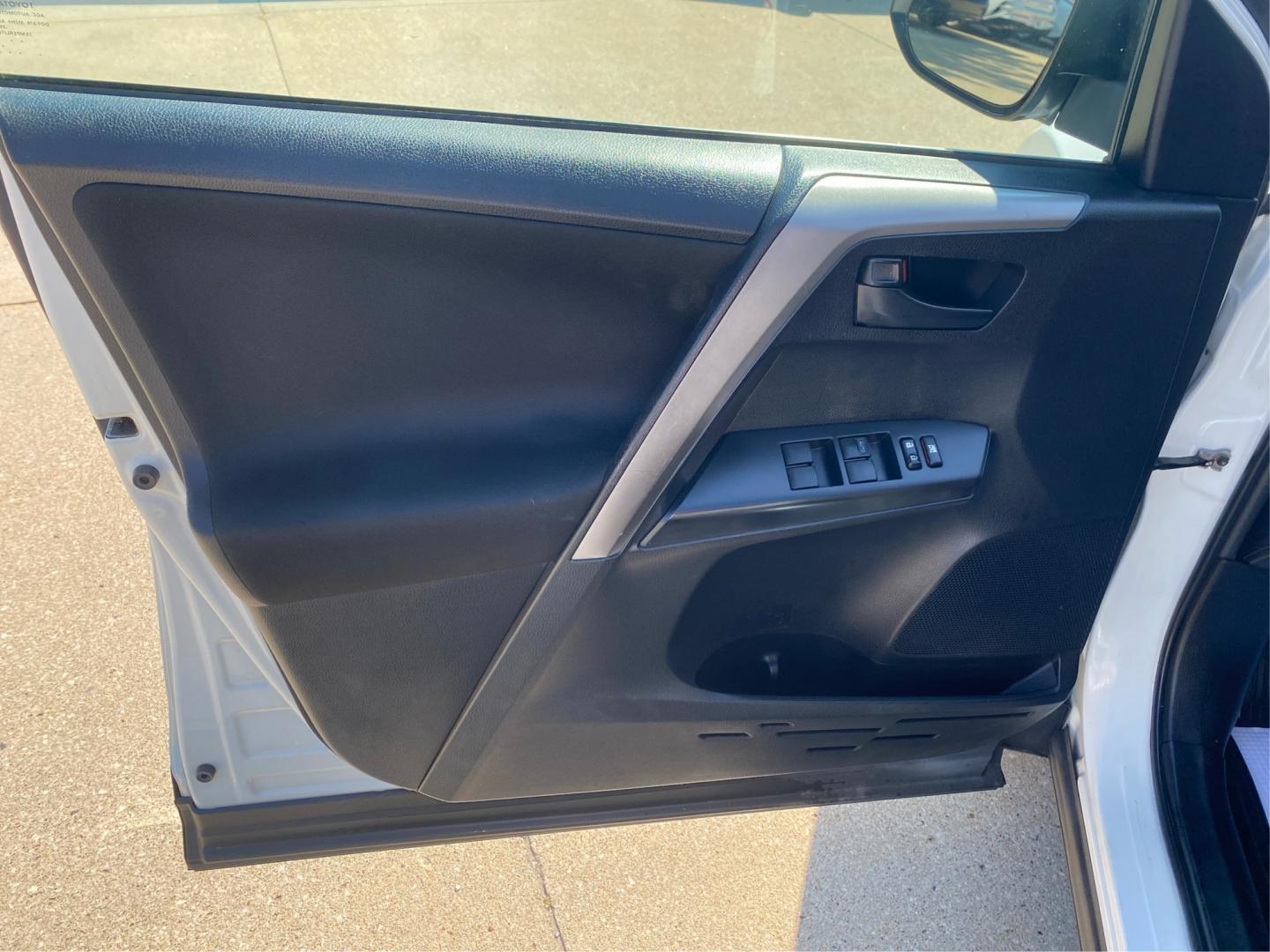 2017 WHITE TOYOTA RAV4 LE (2T3BFREV7HW) with an 2.5L engine, Automatic transmission, located at 908 SE 14th Street, Des Moines, IA, 50317, (515) 281-0330, 41.580303, -93.597046- Photo#19
