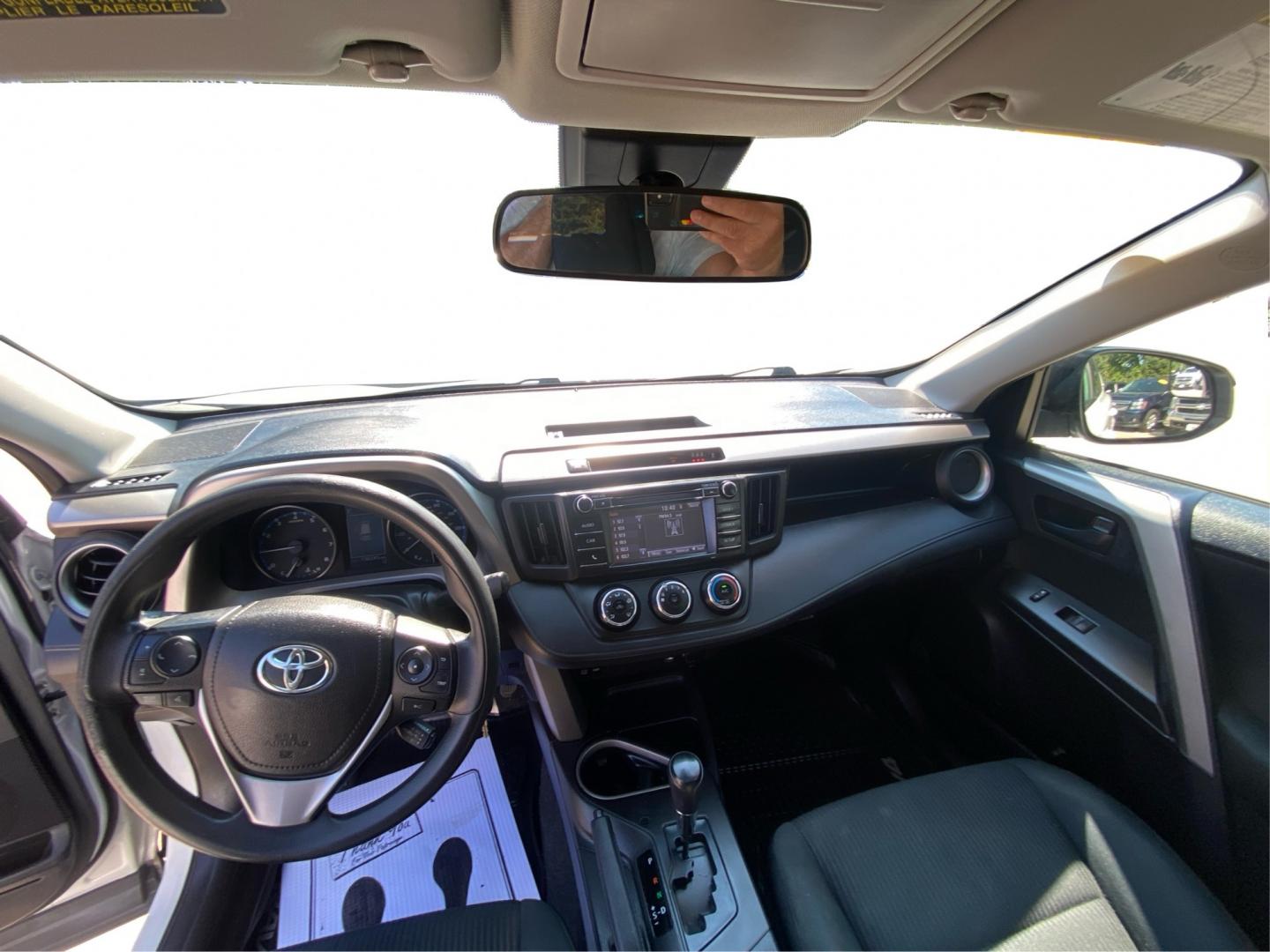 2017 WHITE TOYOTA RAV4 LE (2T3BFREV7HW) with an 2.5L engine, Automatic transmission, located at 908 SE 14th Street, Des Moines, IA, 50317, (515) 281-0330, 41.580303, -93.597046- Photo#22